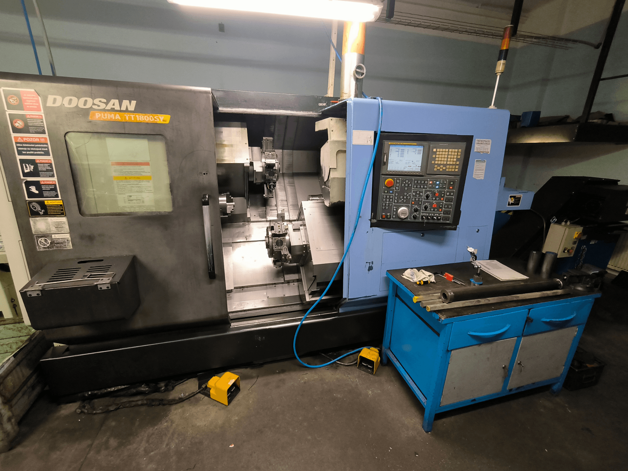 Doosan Puma TT1800SY CNC tokarski stroj, prednji pogled, prikazuje upravljačku ploču, radno područje s alatima i komponente stroja.