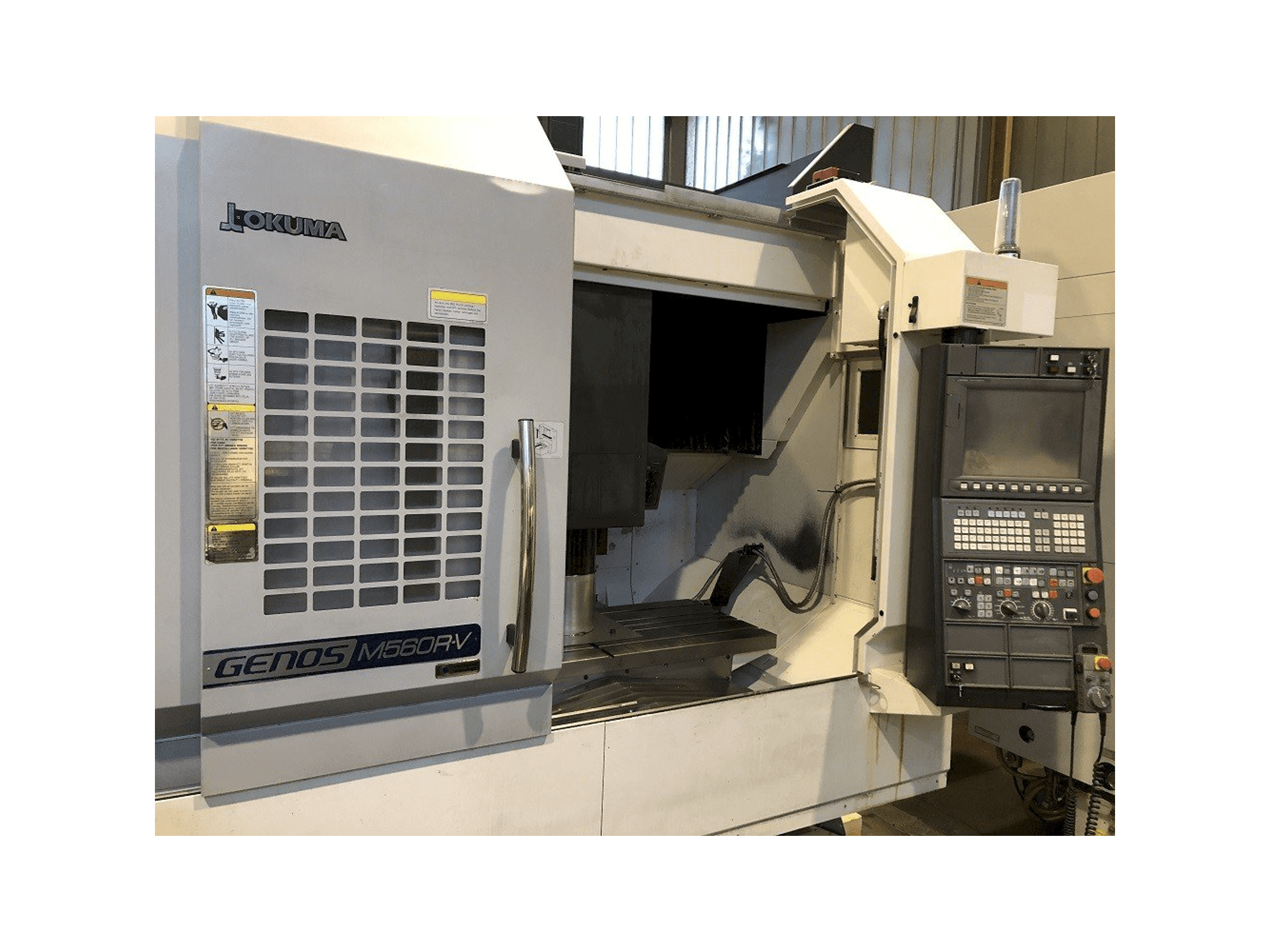 Prikaz stroja Okuma Genos M560R-V sprijeda