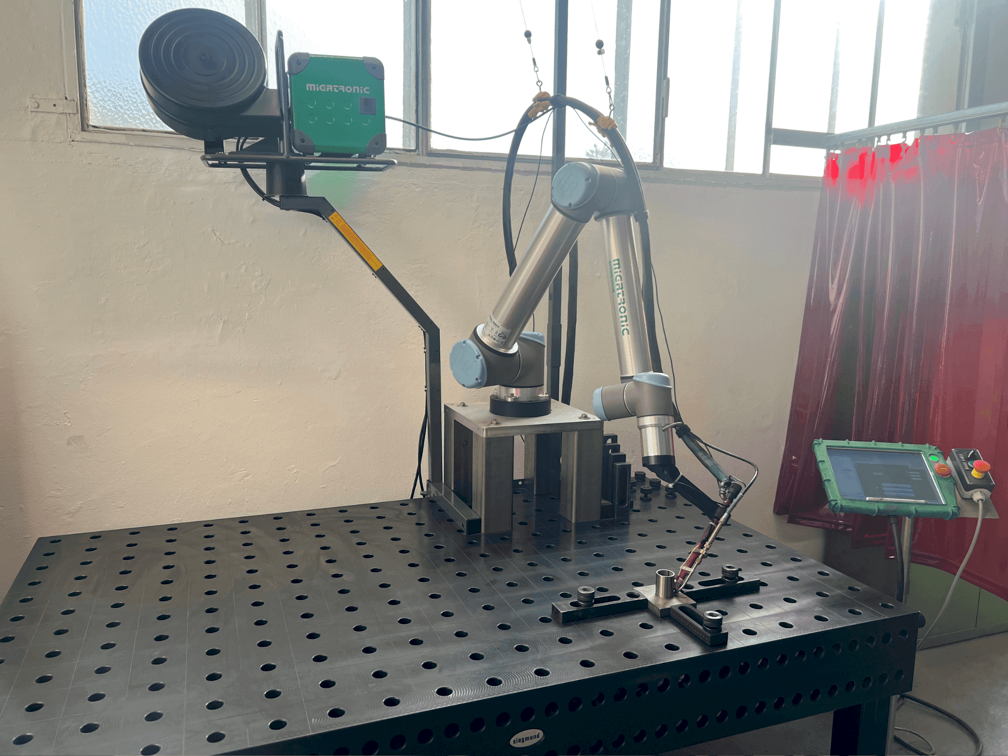 Prikaz stroja MIGATRONIC PI 350 AC/DC sprijeda