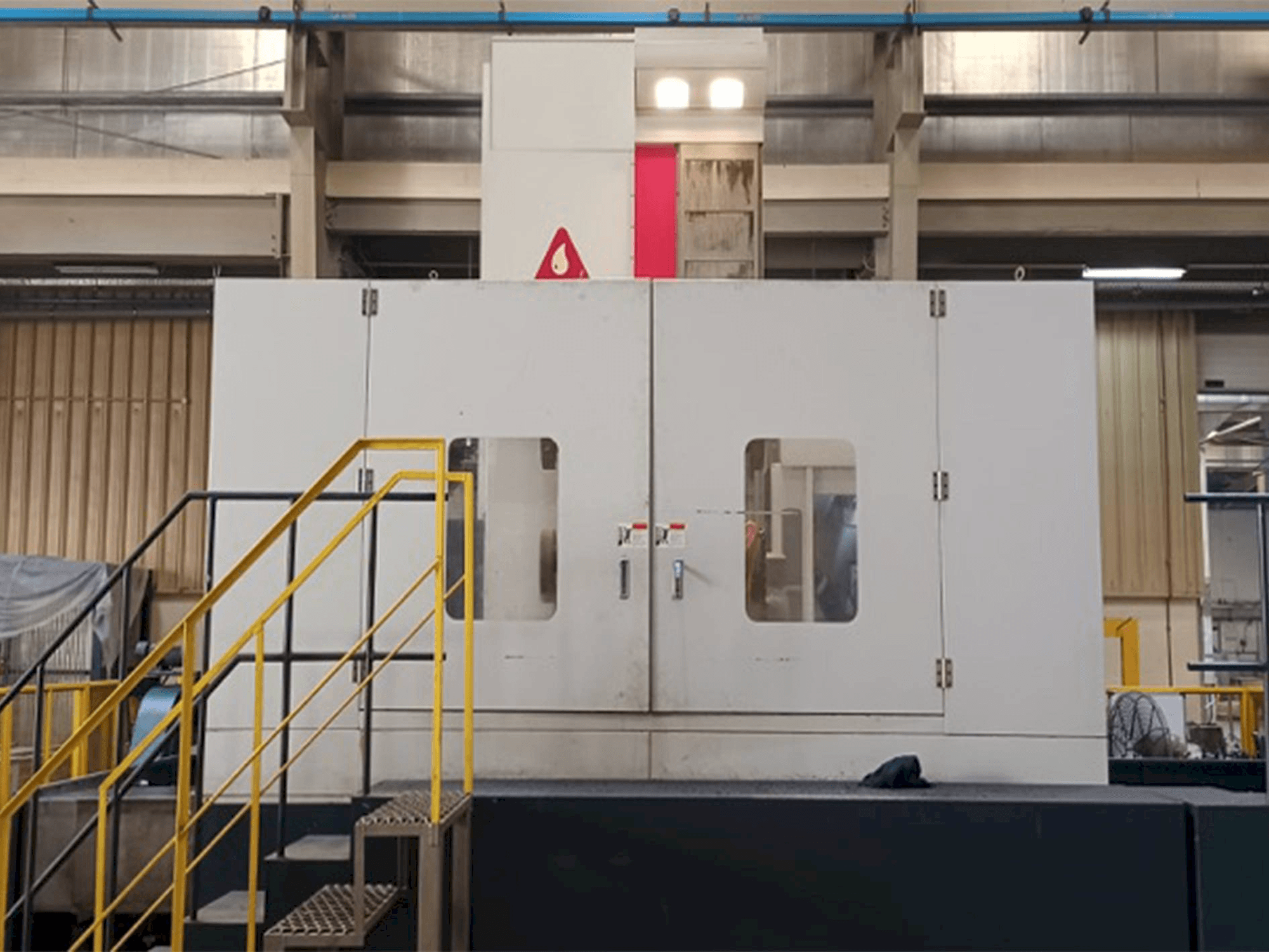 Prikaz stroja YOU JI HBM130/3022 sprijeda