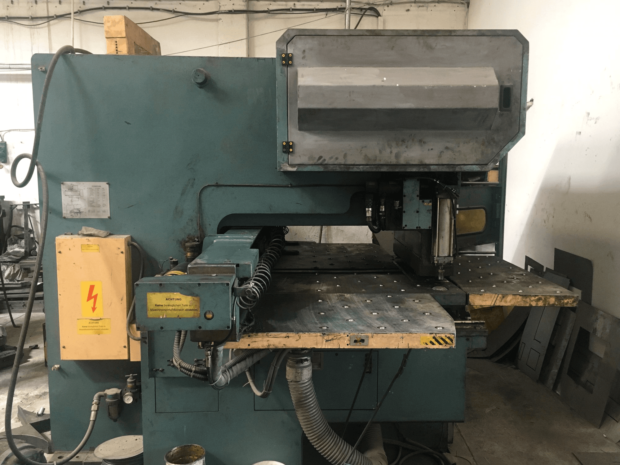 Prikaz stroja AMADA OCTO-334 sprijeda