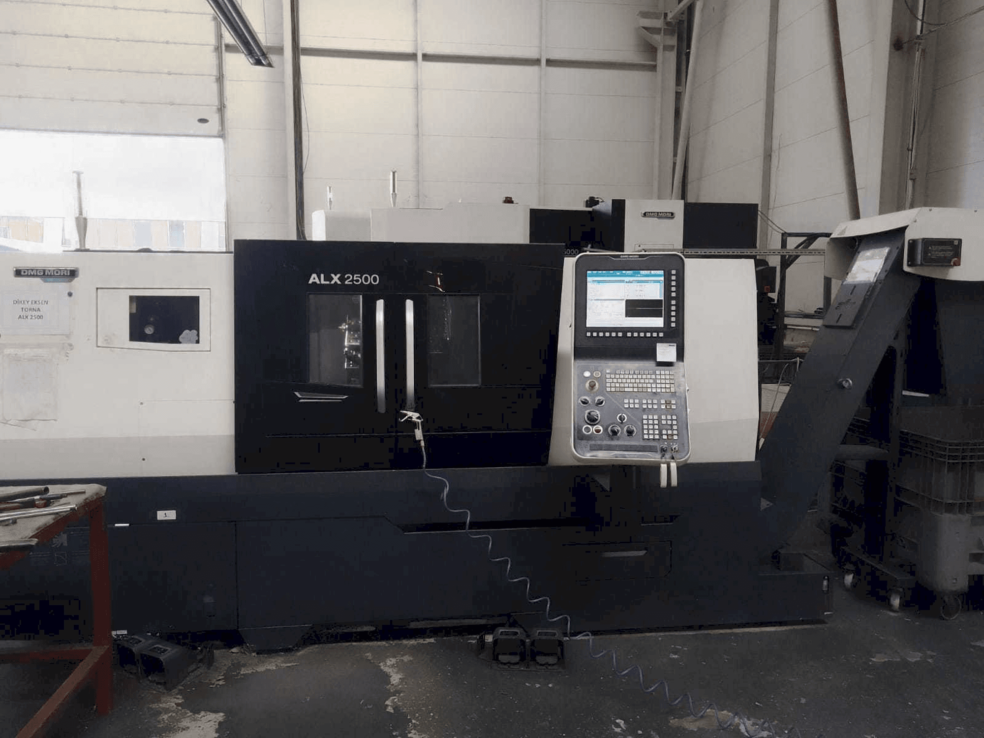 Prikaz stroja DMG MORI ALX 2500 sprijeda