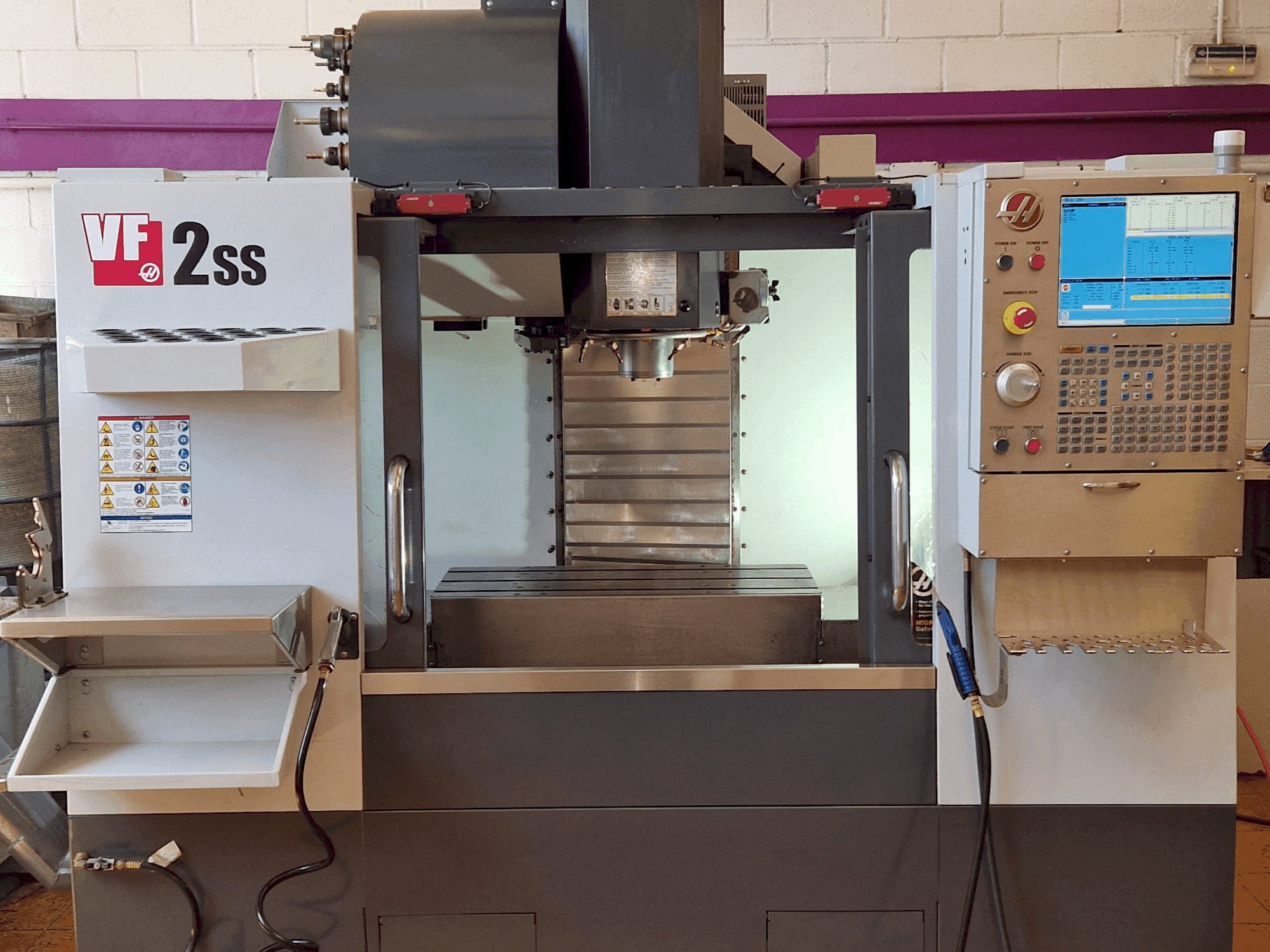 Prikaz stroja HAAS VF-2SS sprijeda
