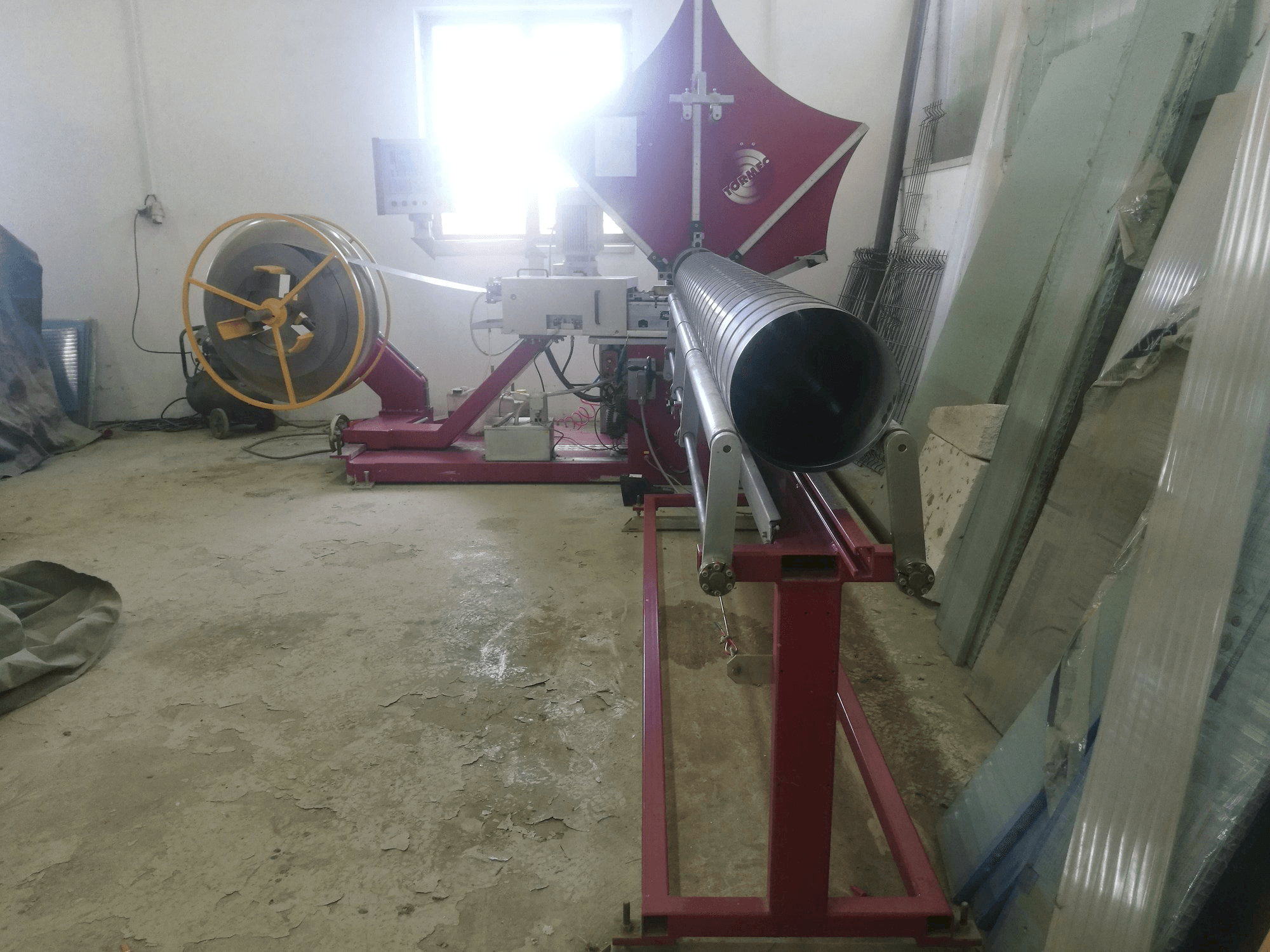 Prikaz stroja Tormec Tubo-S sprijeda