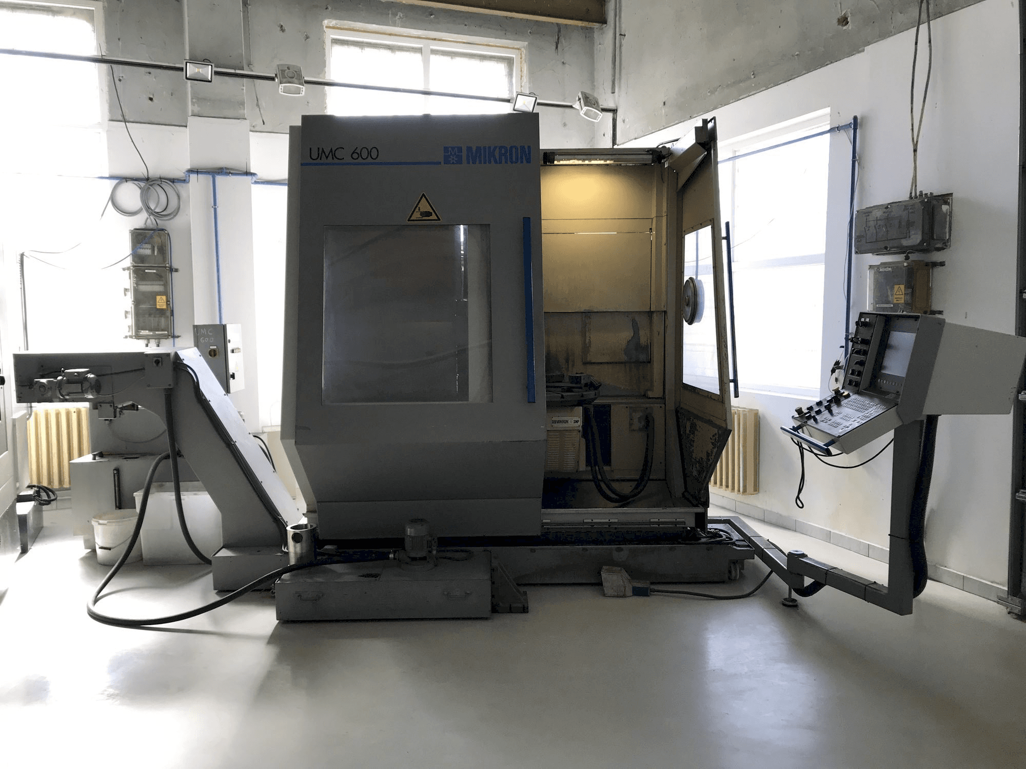 Prikaz stroja MIKRON UMC 600 sprijeda