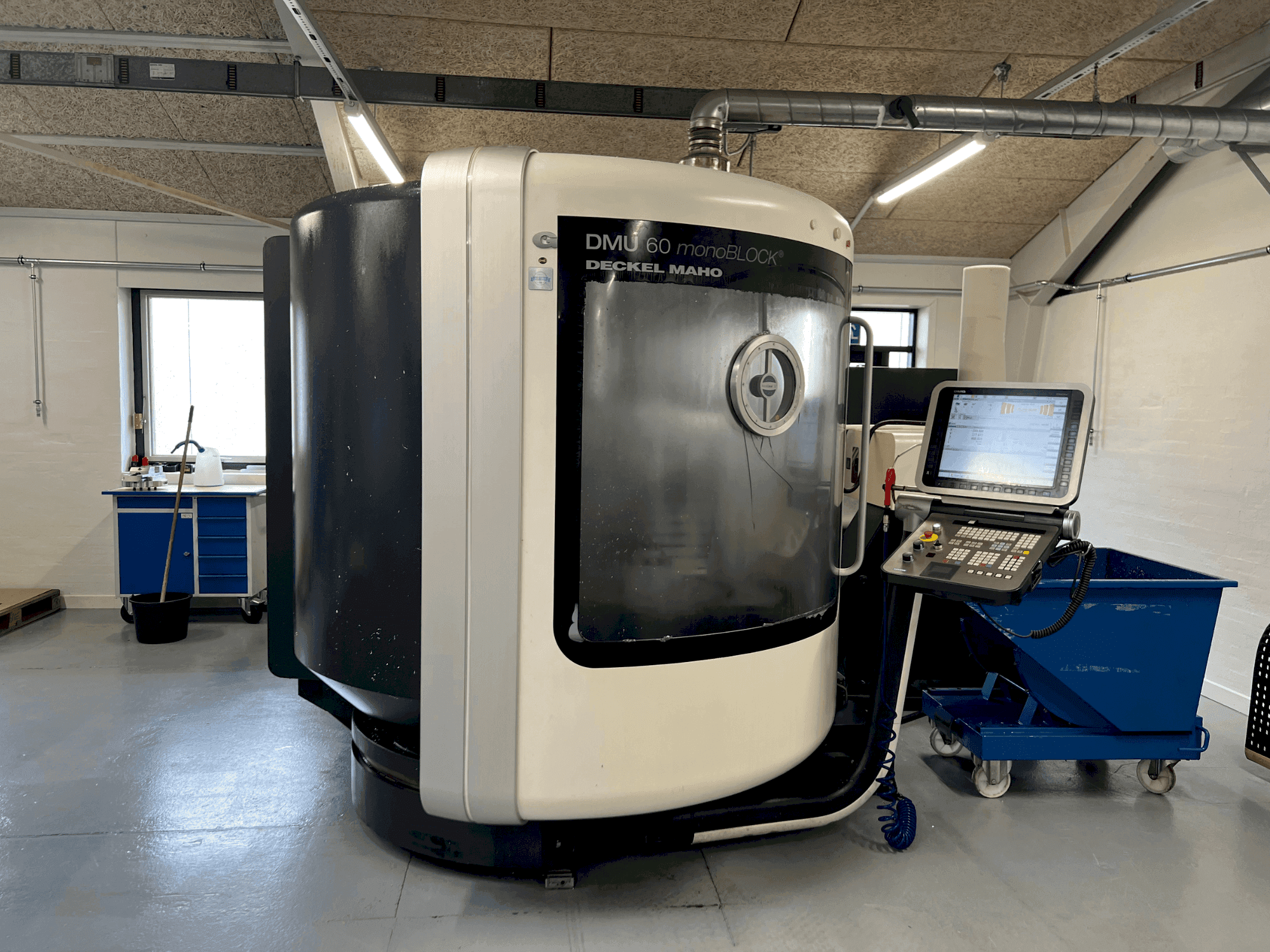 Prikaz stroja DMG MORI DMU 60 monoBLOCK sprijeda
