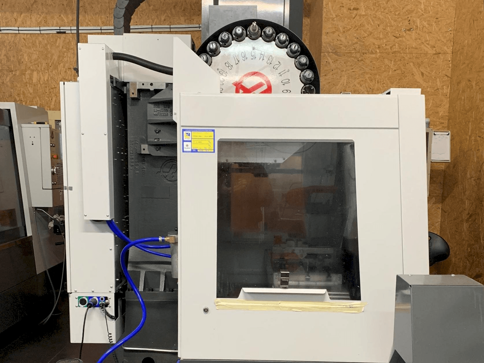 Prikaz stroja HAAS VF-2EU sprijeda