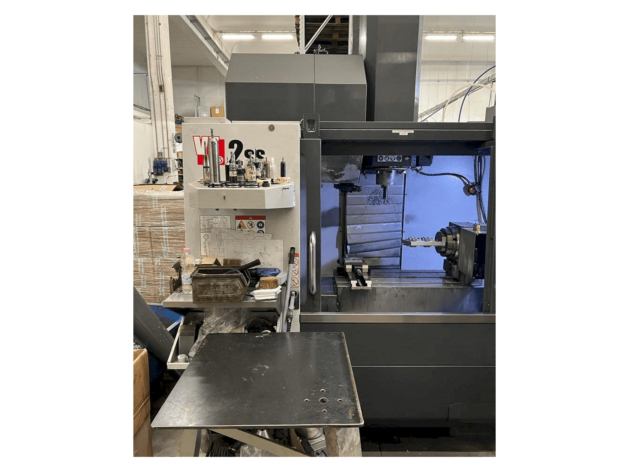 Prikaz stroja HAAS VF-2SS sprijeda