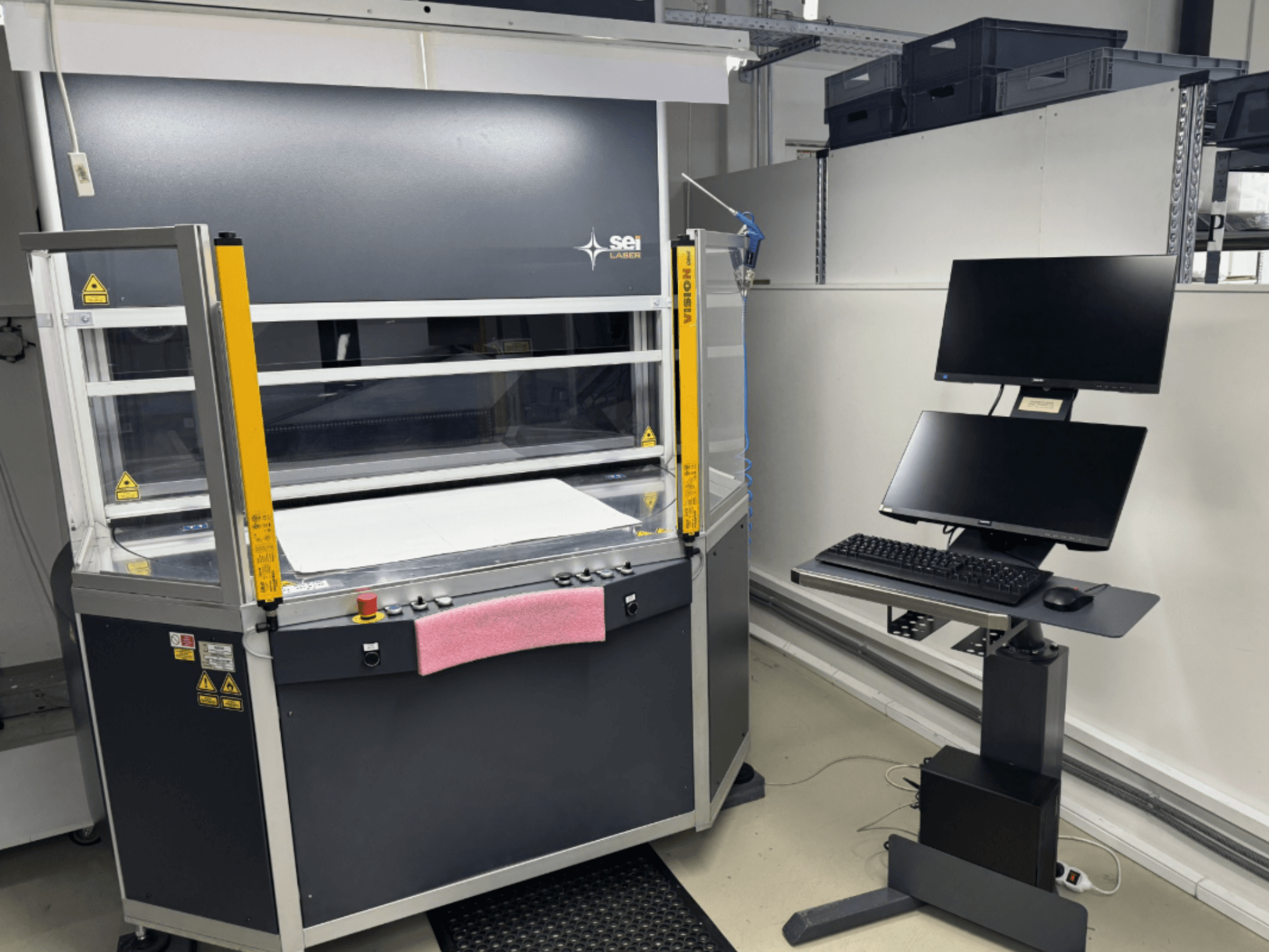 SEI Laser INFINITY 5070 V300 CO2 stroj za lasersko rezanje u prednjem pogledu, s upravljačkom pločom i priključenom monitornom stanicom.