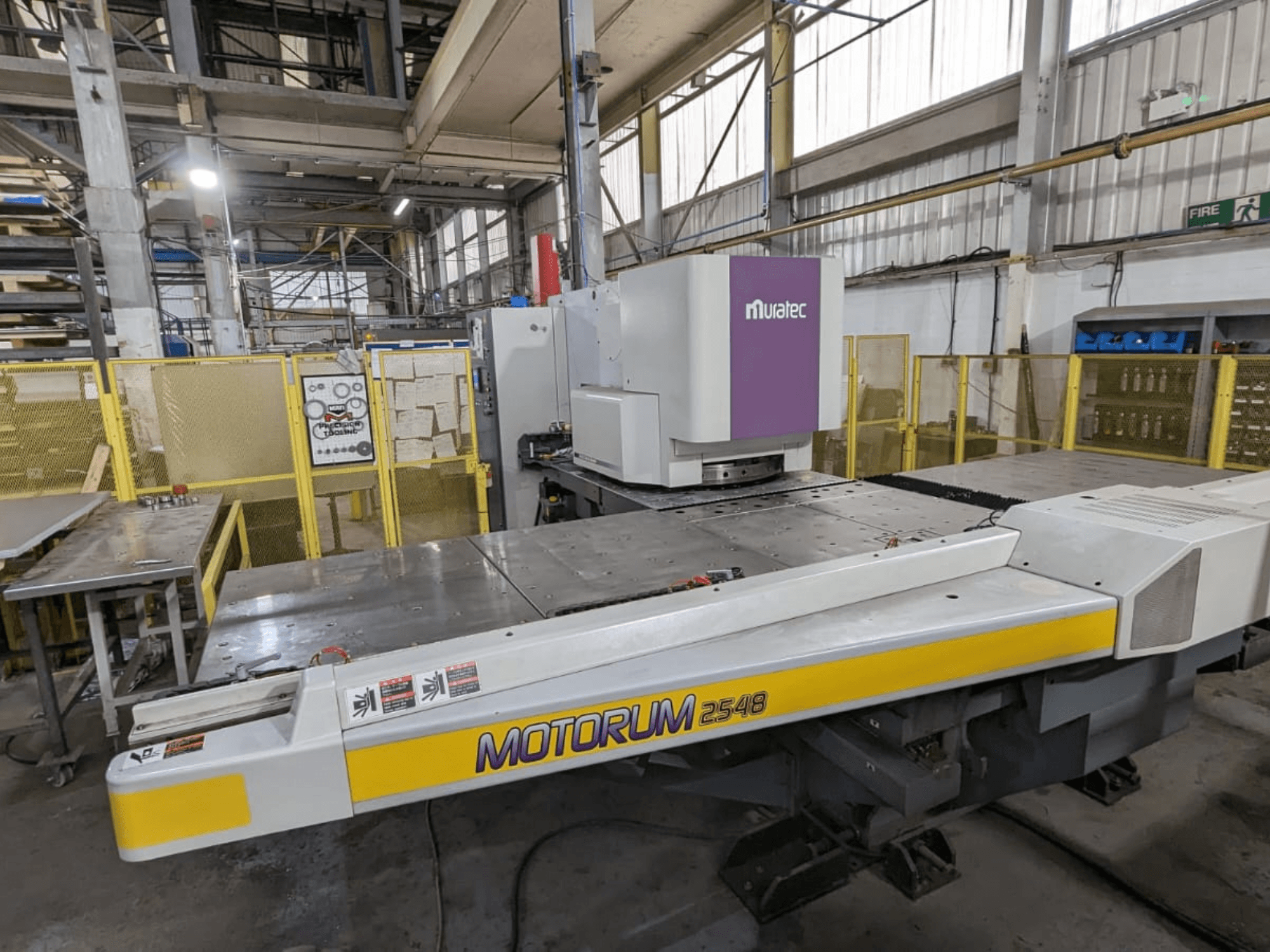 Muratec MOTORUM 2548 CNC preša za probijanje, prednji pogled s upravljačkom pločom i radnim stolom u tvorničkom okruženju.