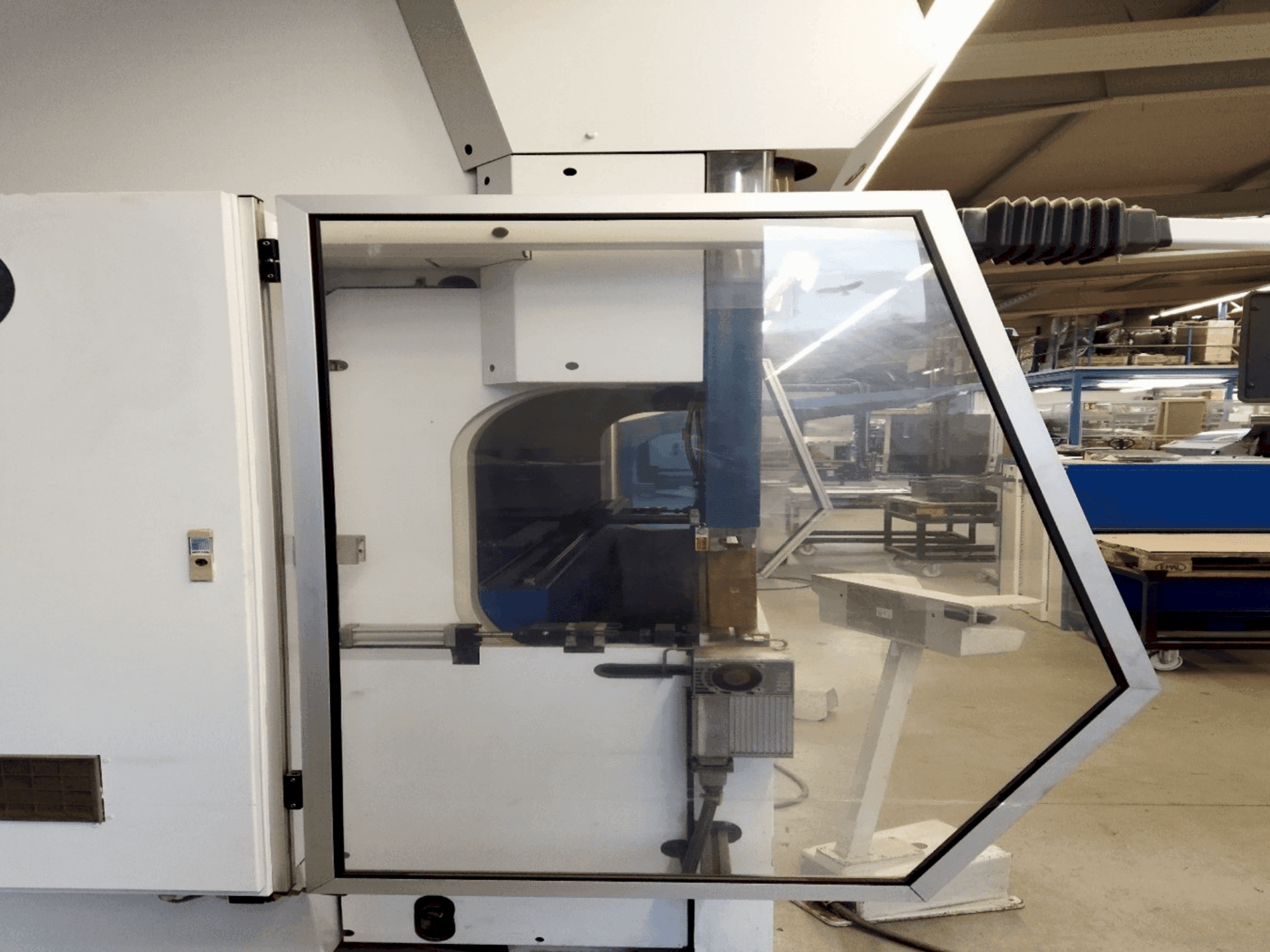Prikaz stroja TRUMPF TrumaBend V130 sprijeda
