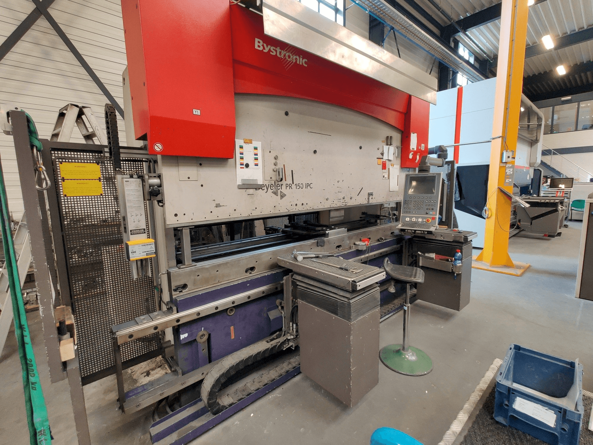 Prikaz lijeve strane stroja Bystronic Beyeler PR 150x3100