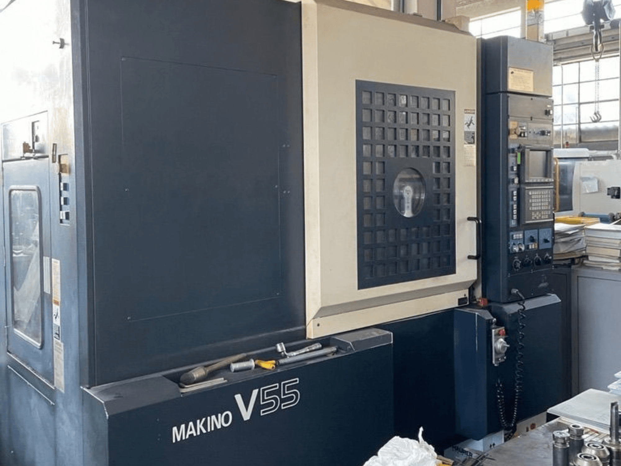 Vertikalni obradni centar Makino V55-A15, prednji pogled s upravljačkom pločom, robusnom konstrukcijom i postavkama radnog prostora.