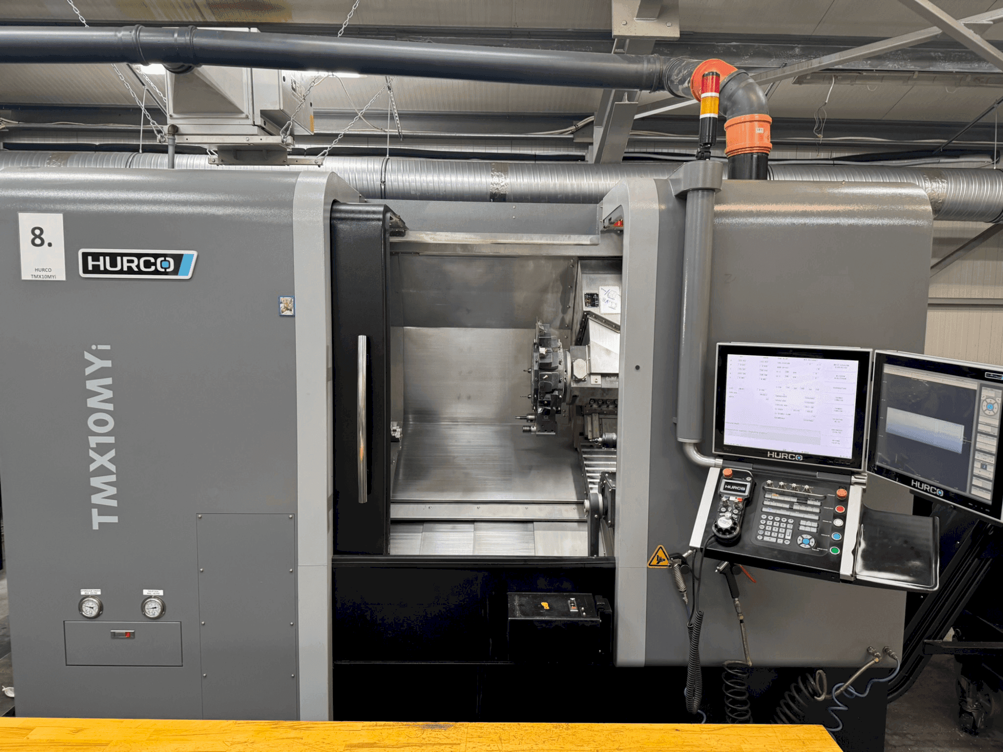 Prikaz stroja Hurco TMX 10 MYi sprijeda