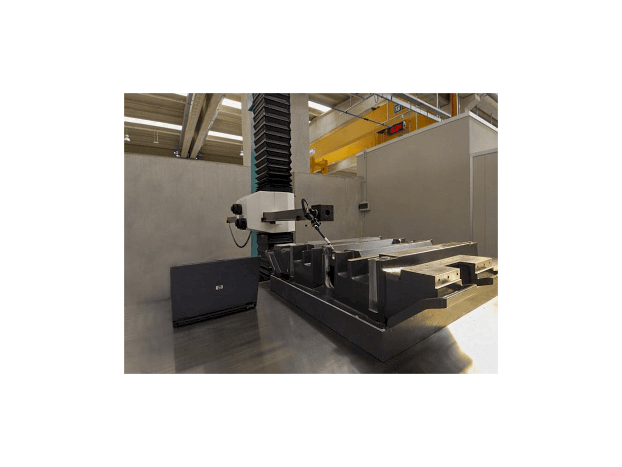 Prikaz stroja Hexagon Metrology Poli Globo sprijeda