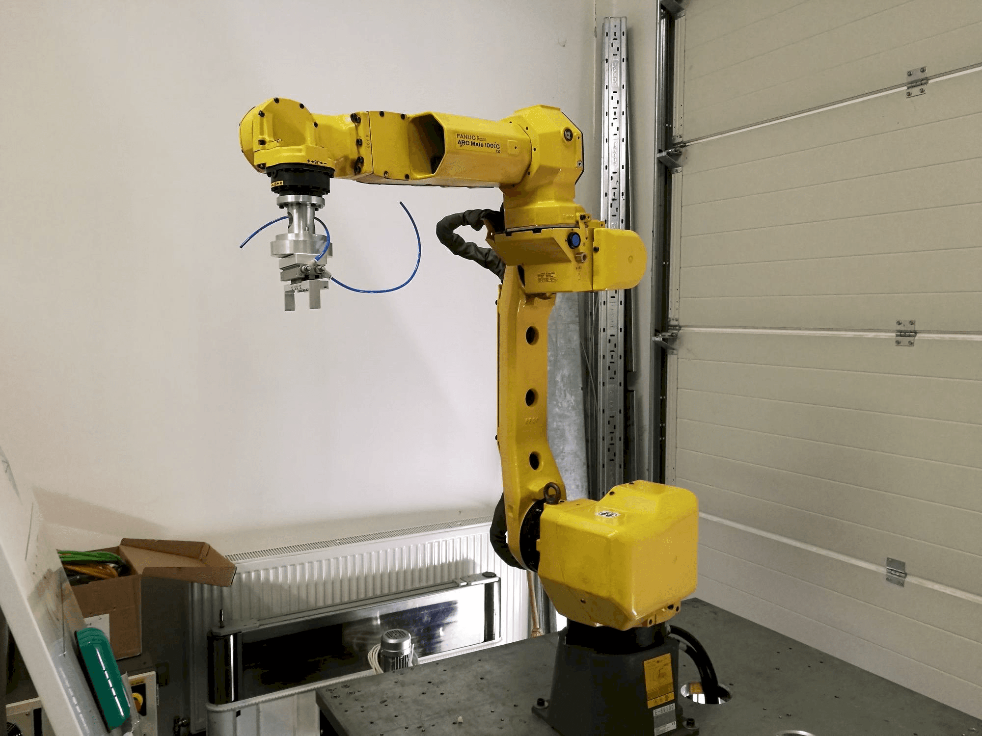 Prikaz stroja FANUC ARC Mate 100iC/12 sprijeda