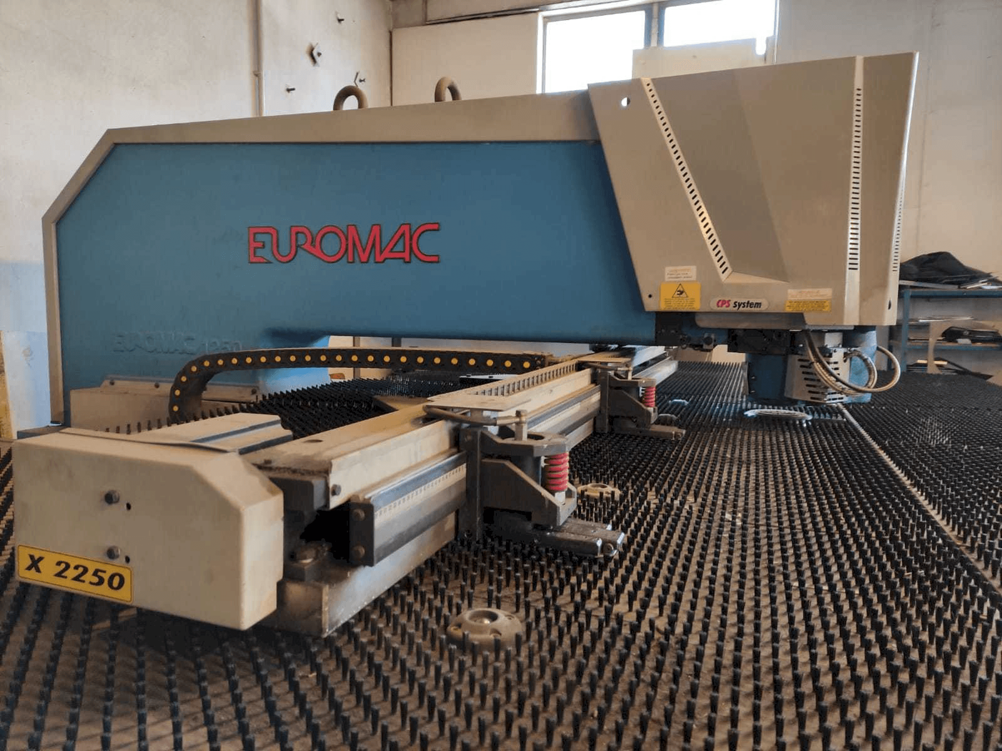 Prikaz lijeve strane stroja Euromac ZX 1250/30