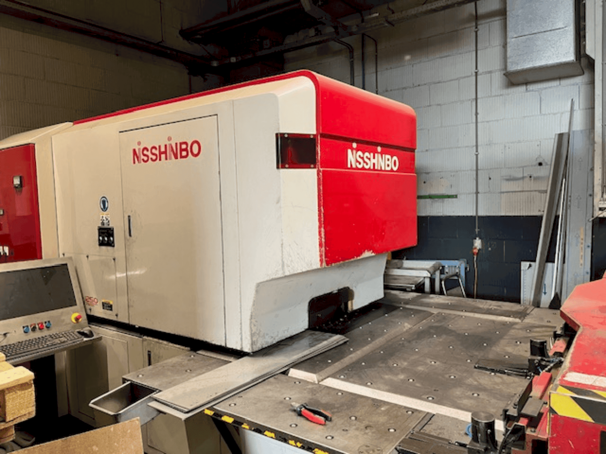 Prikaz stroja Nisshinbo HIQ-1250 sprijeda