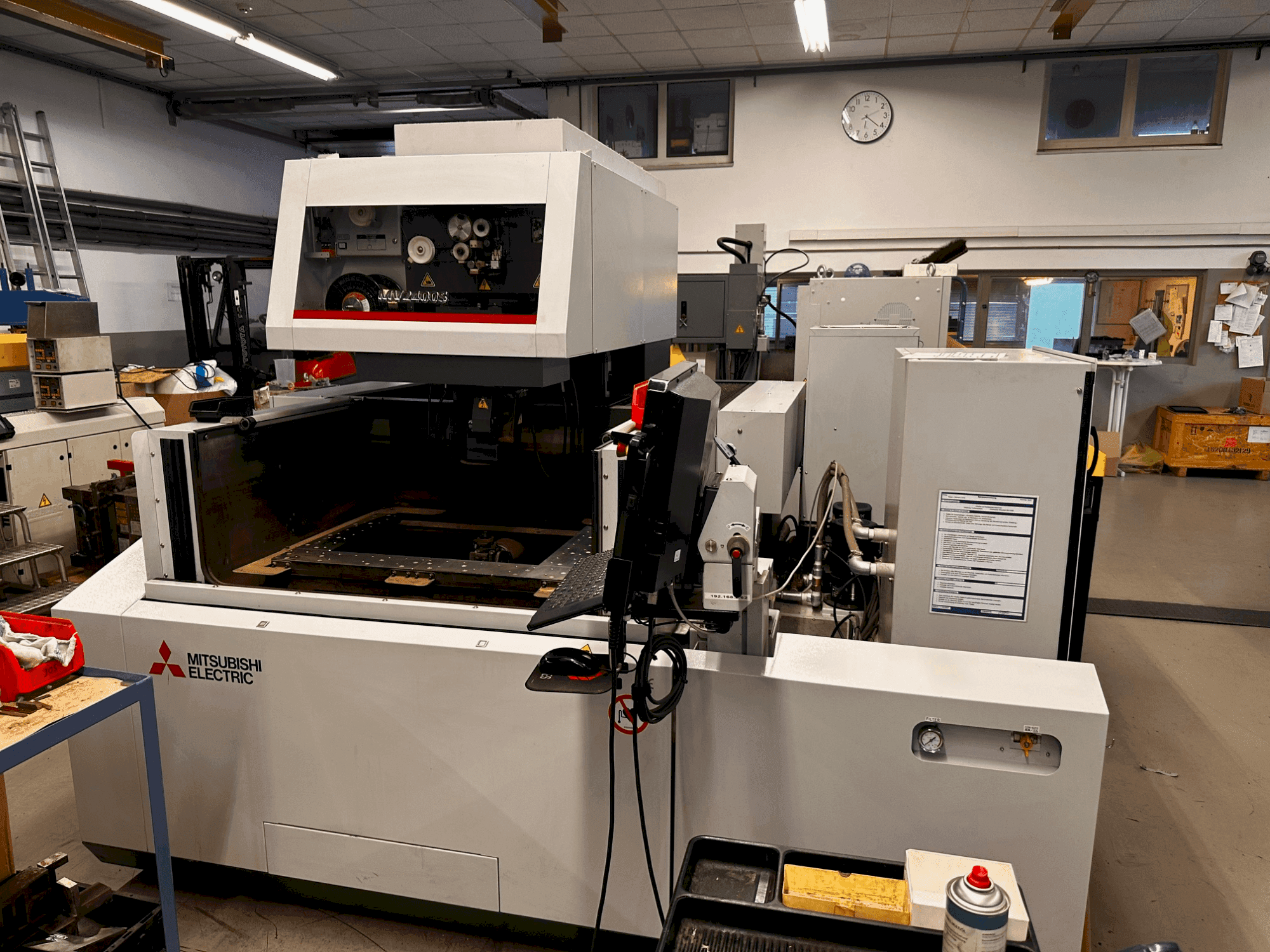 Prikaz stroja Mitsubishi MV2400S sprijeda