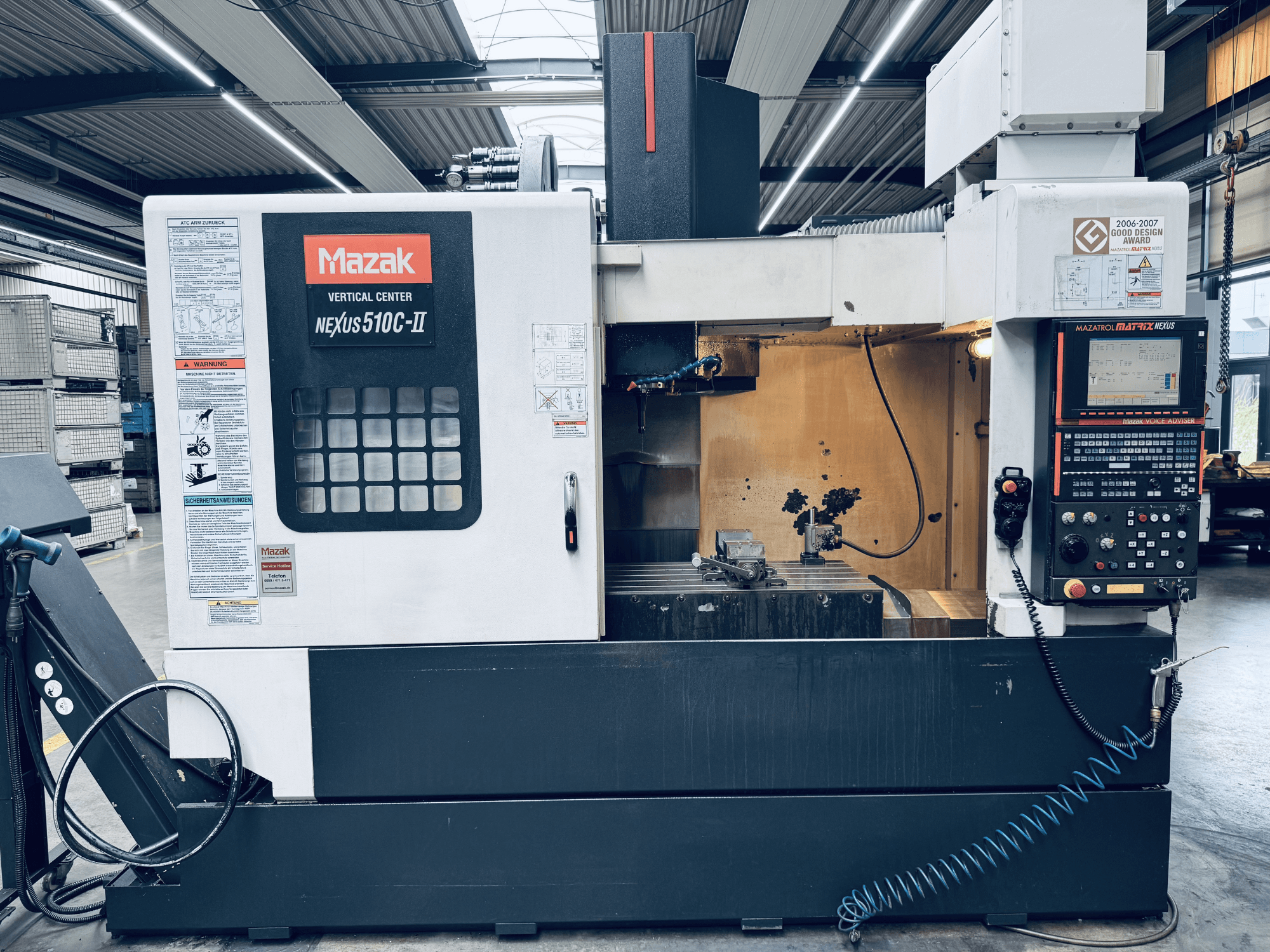 Mazak Vertical Center Nexus 510C-II, prednji pogled, prikazuje upravljačku ploču, radno područje i operativne značajke u okruženju radionice.