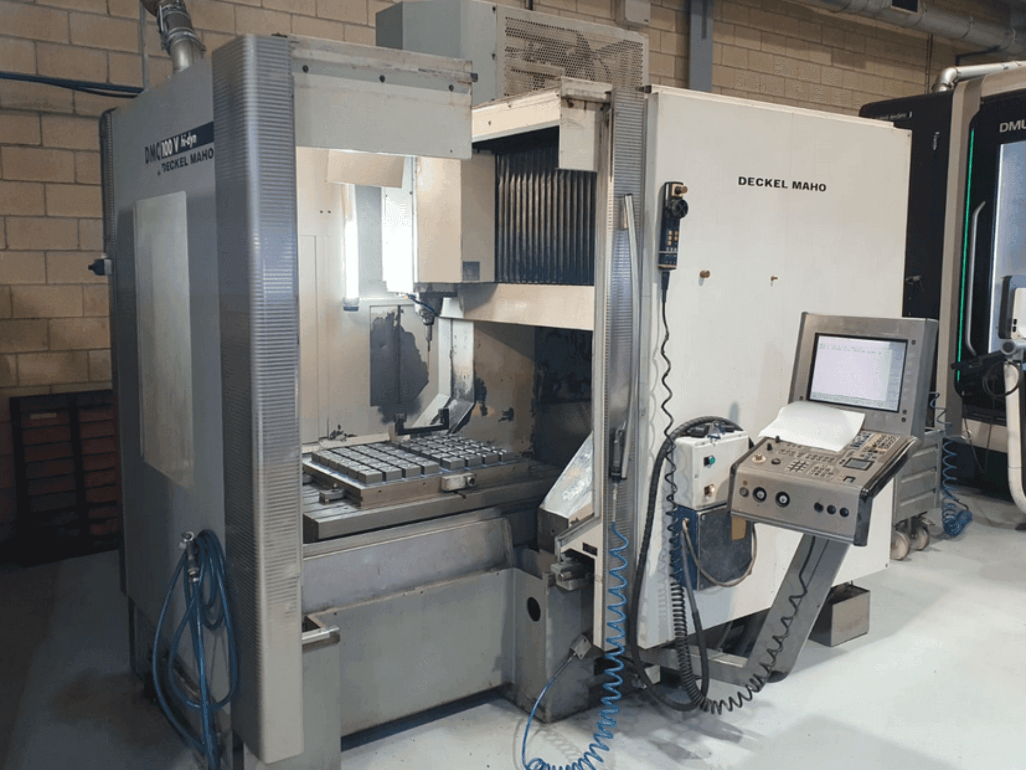 Prikaz stroja DECKEL MAHO DMC 100V hi-dyn sprijeda