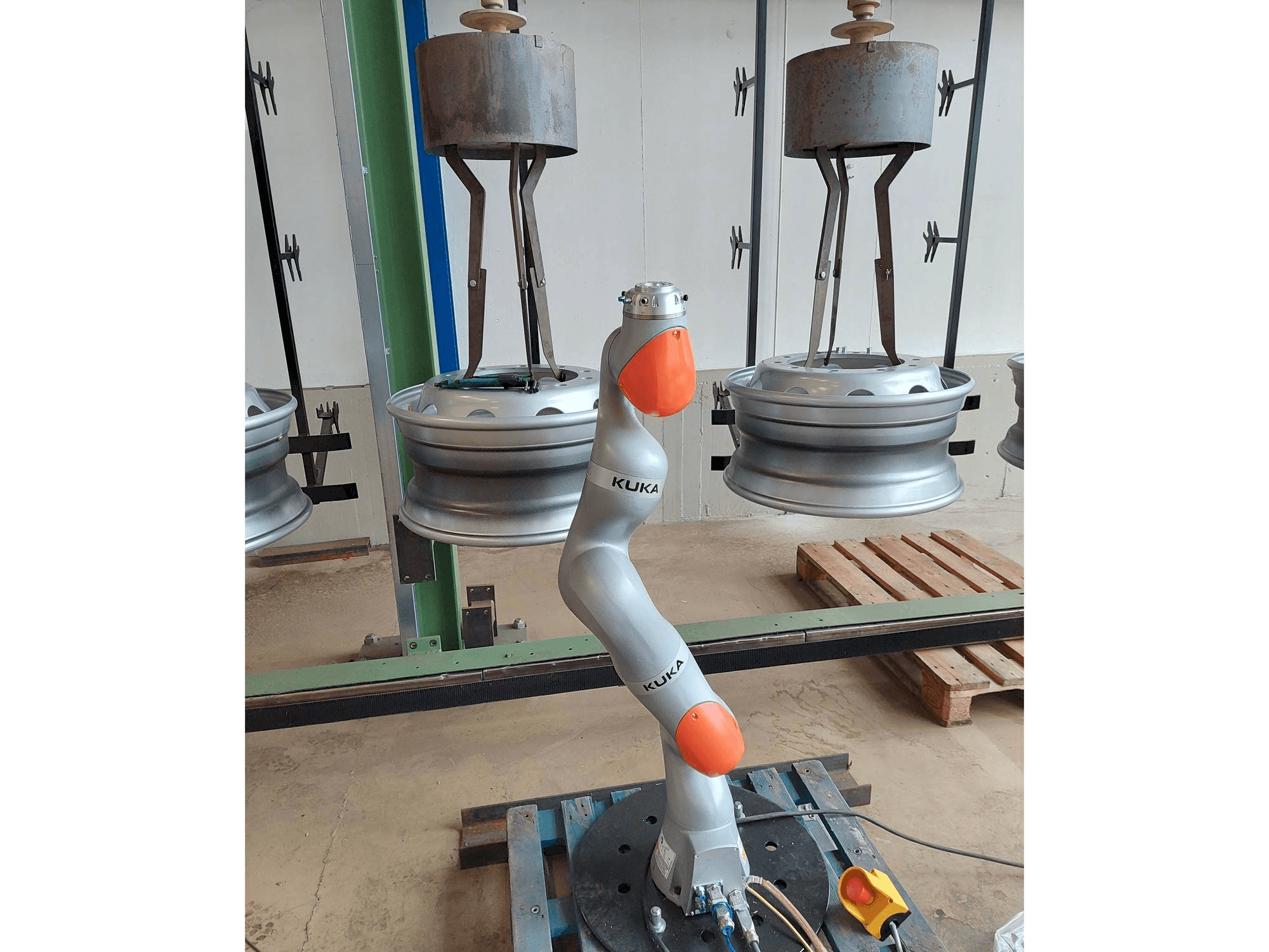 Prikaz stroja KUKA LBR iiwa 7 sprijeda