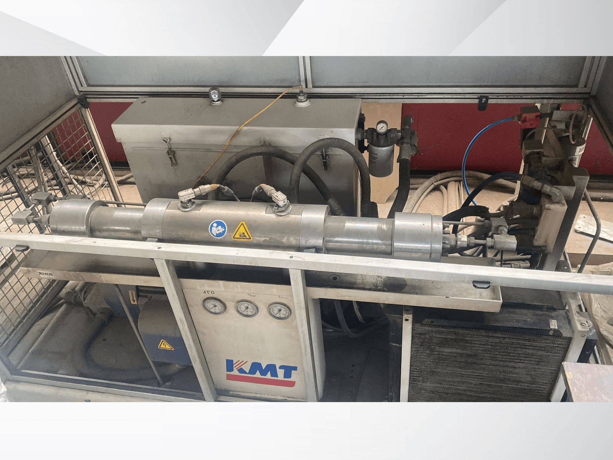 KMT hidraulički stroj u prednjem pogledu, s manometrima, crijevima i metalnim kućištem, idealan za industrijsku primjenu.