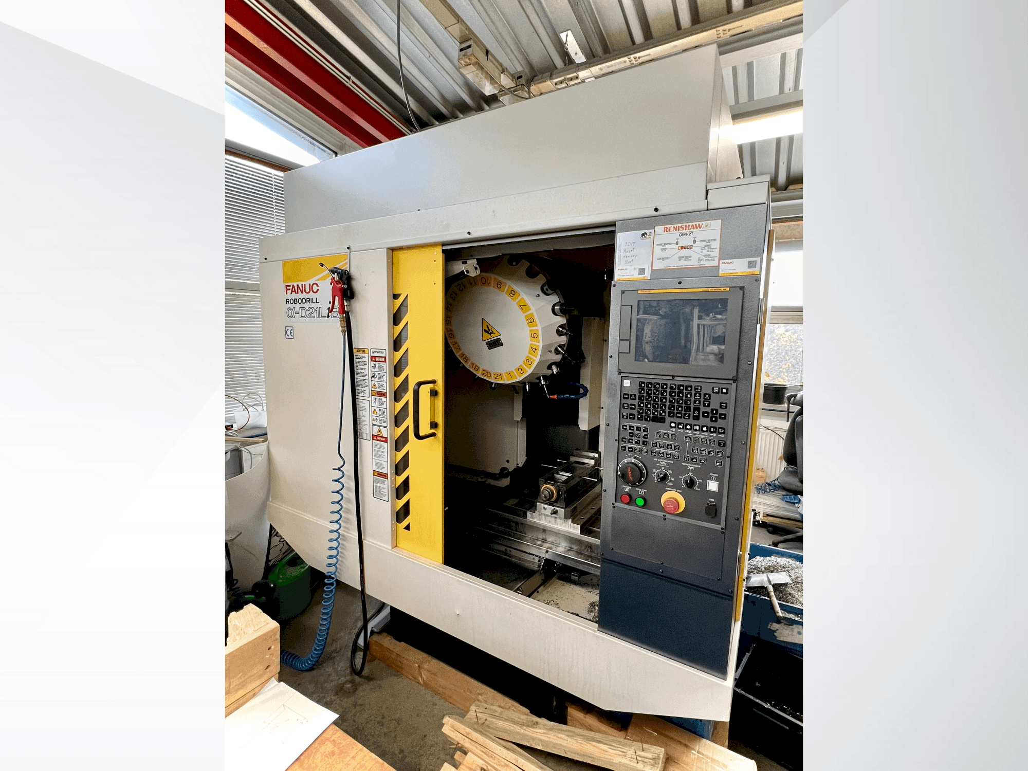 Prikaz stroja FANUC ROBODRILL α-D21LiB5 sprijeda