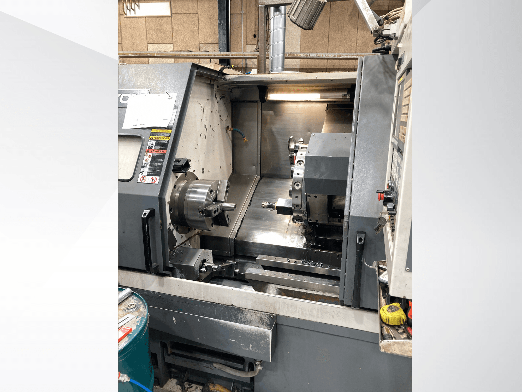 Horizontalni tokarski stroj YCM GT-300LMB, prednji pogled, prikazuje upravljačku ploču i steznu glavu s postavkama alata.