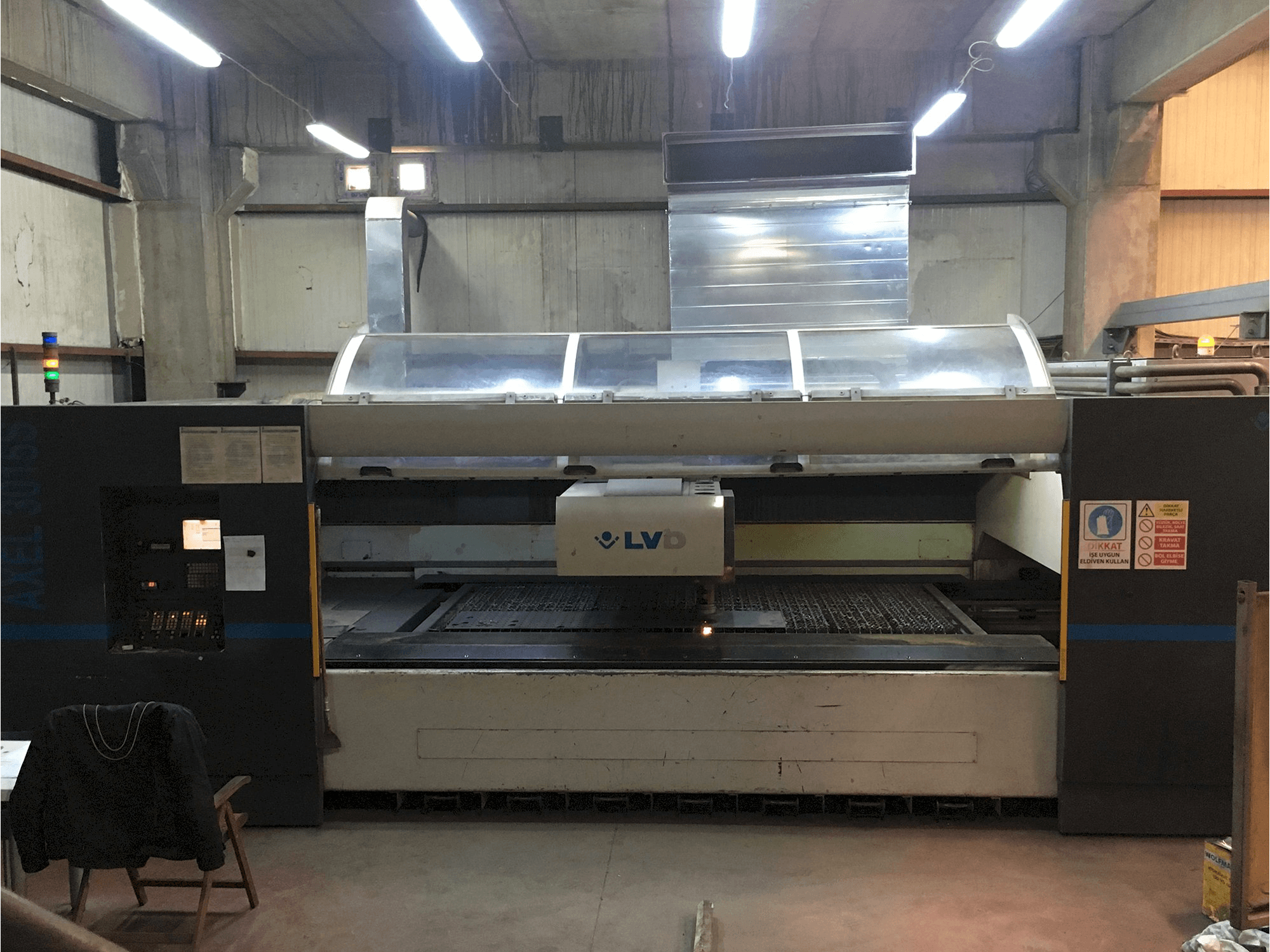 Prikaz stroja LVD AXEL 3015 S sprijeda