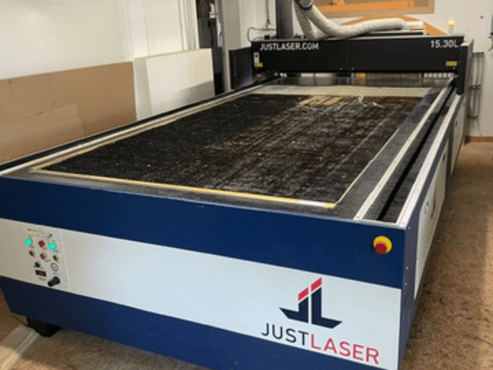 Stroj za CO2 lasersko rezanje KERN KER60120-KT500, prednji pogled s upravljačkom pločom i velikom površinom za rezanje.