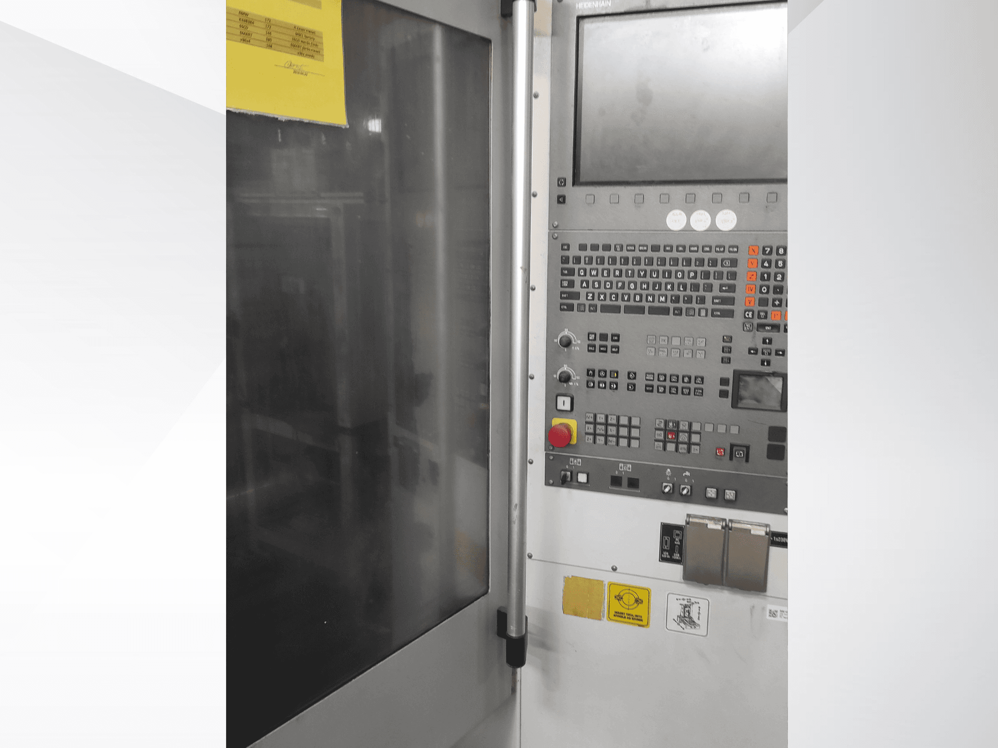 Upravljačka ploča industrijskog stroja Herrmann, prednji pogled, s tipkama, zaslonom osjetljivim na dodir i operativnim oznakama.