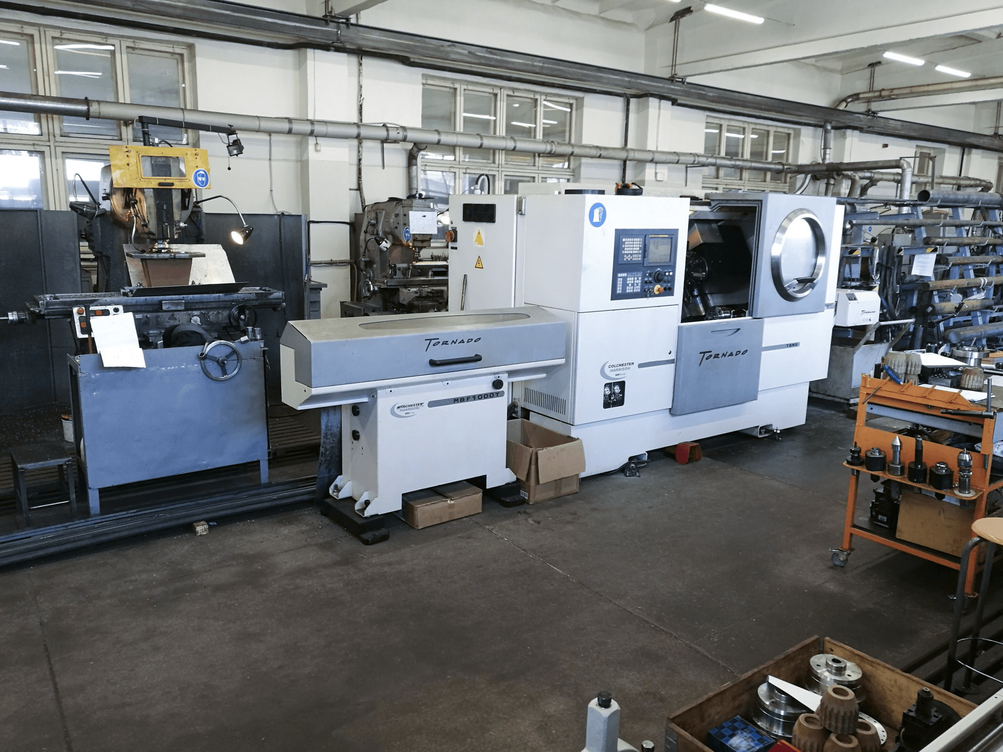 Prikaz 2 stroja Colchester TORNADO T8MS sprijeda