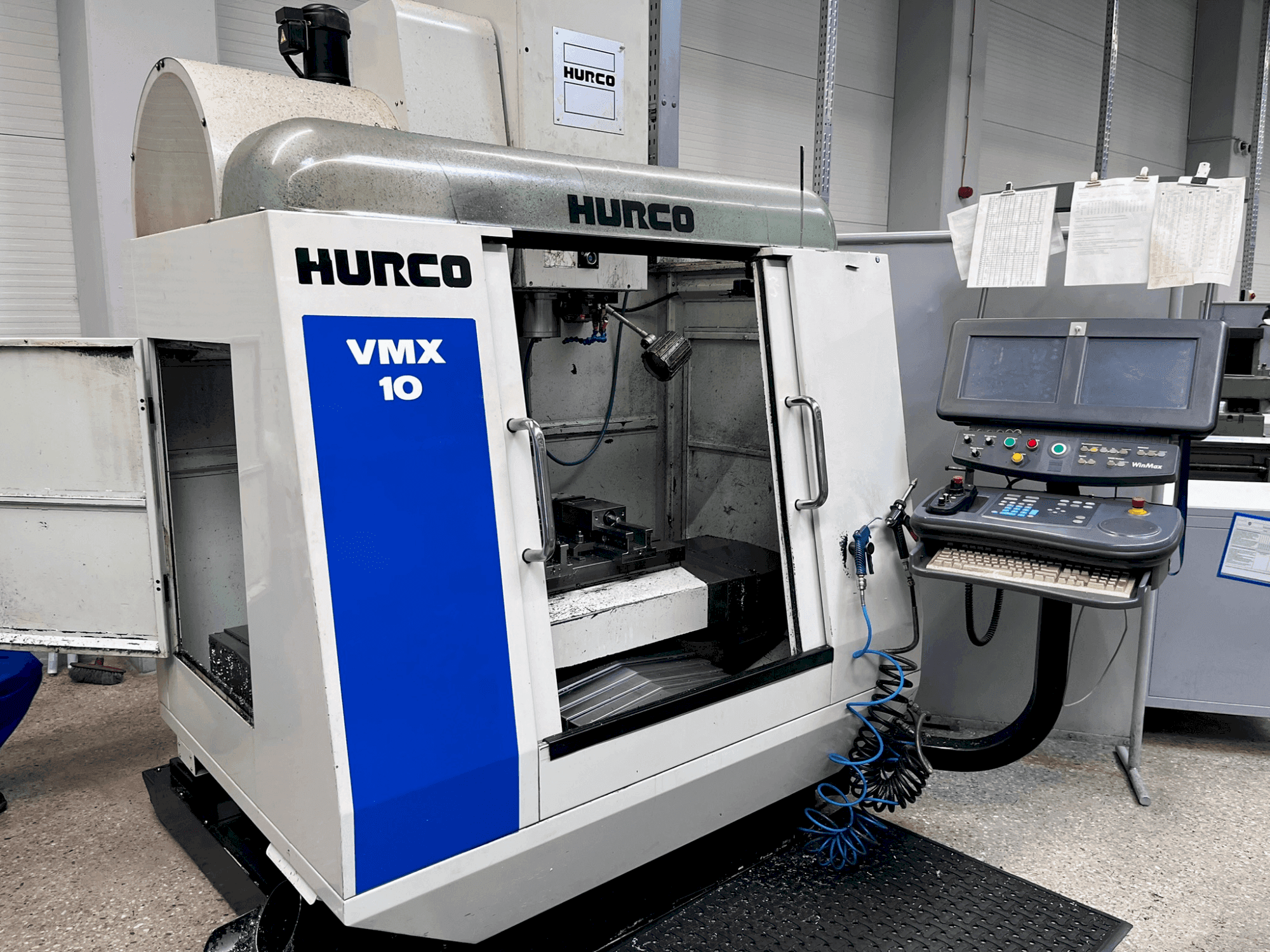 Prikaz stroja Hurco VMX 10 sprijeda