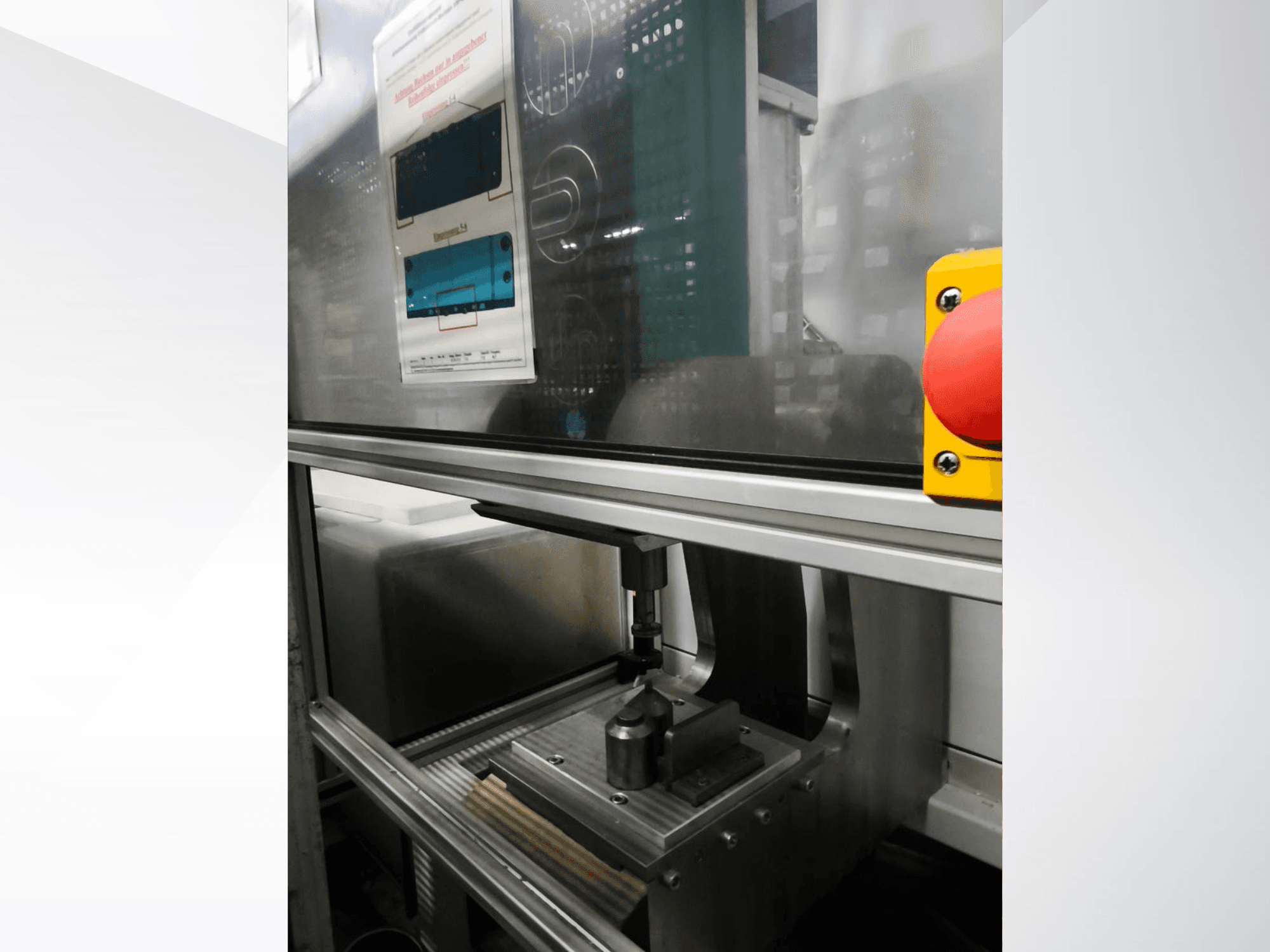 Prednji pogled na alatni stroj EMS Automation Buchsenpresse, s prikazom mehanizma za prešanje i sigurnosnog gumba.