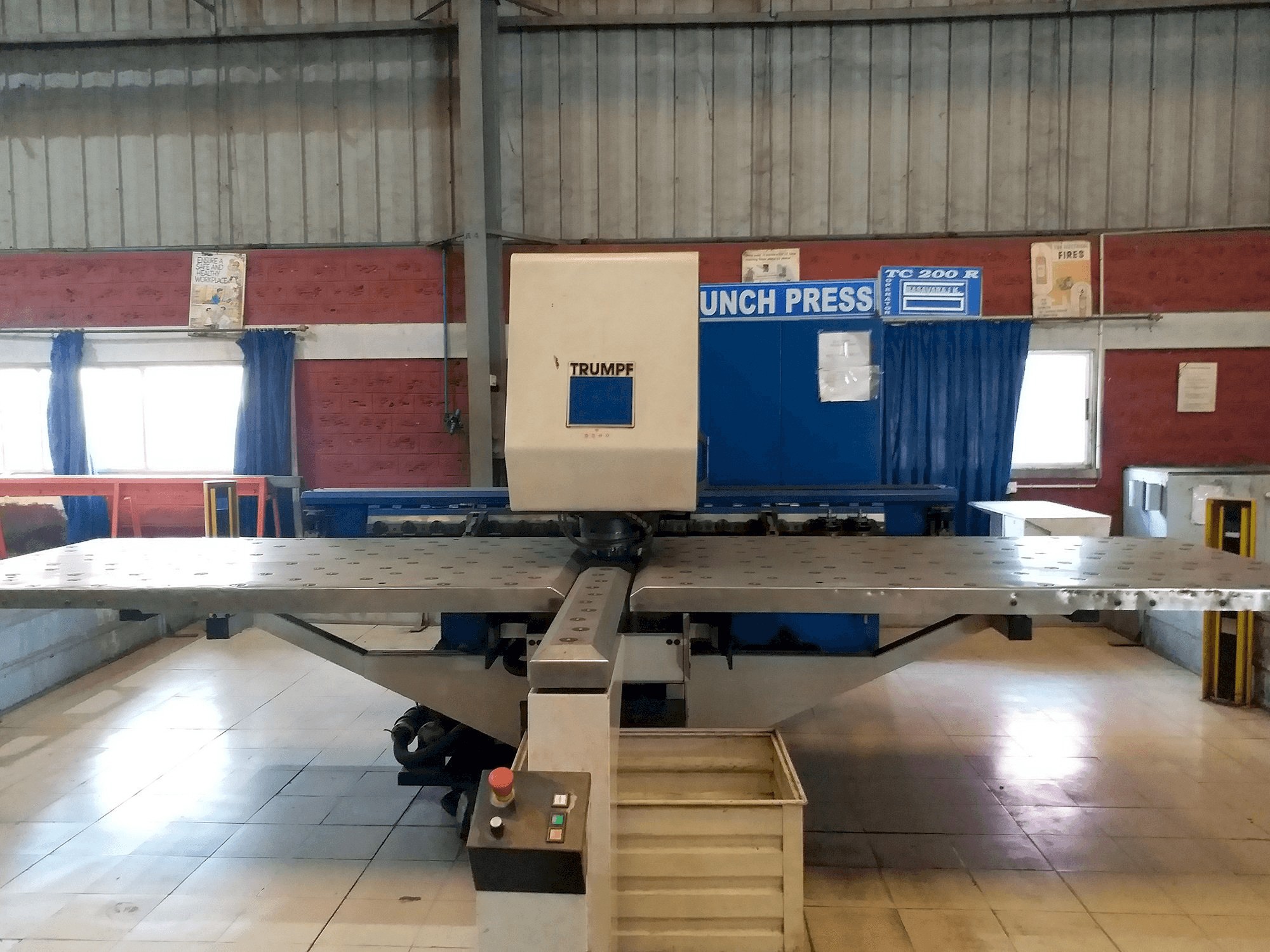 Prikaz stroja Trumpf Trumatic 200 sprijeda