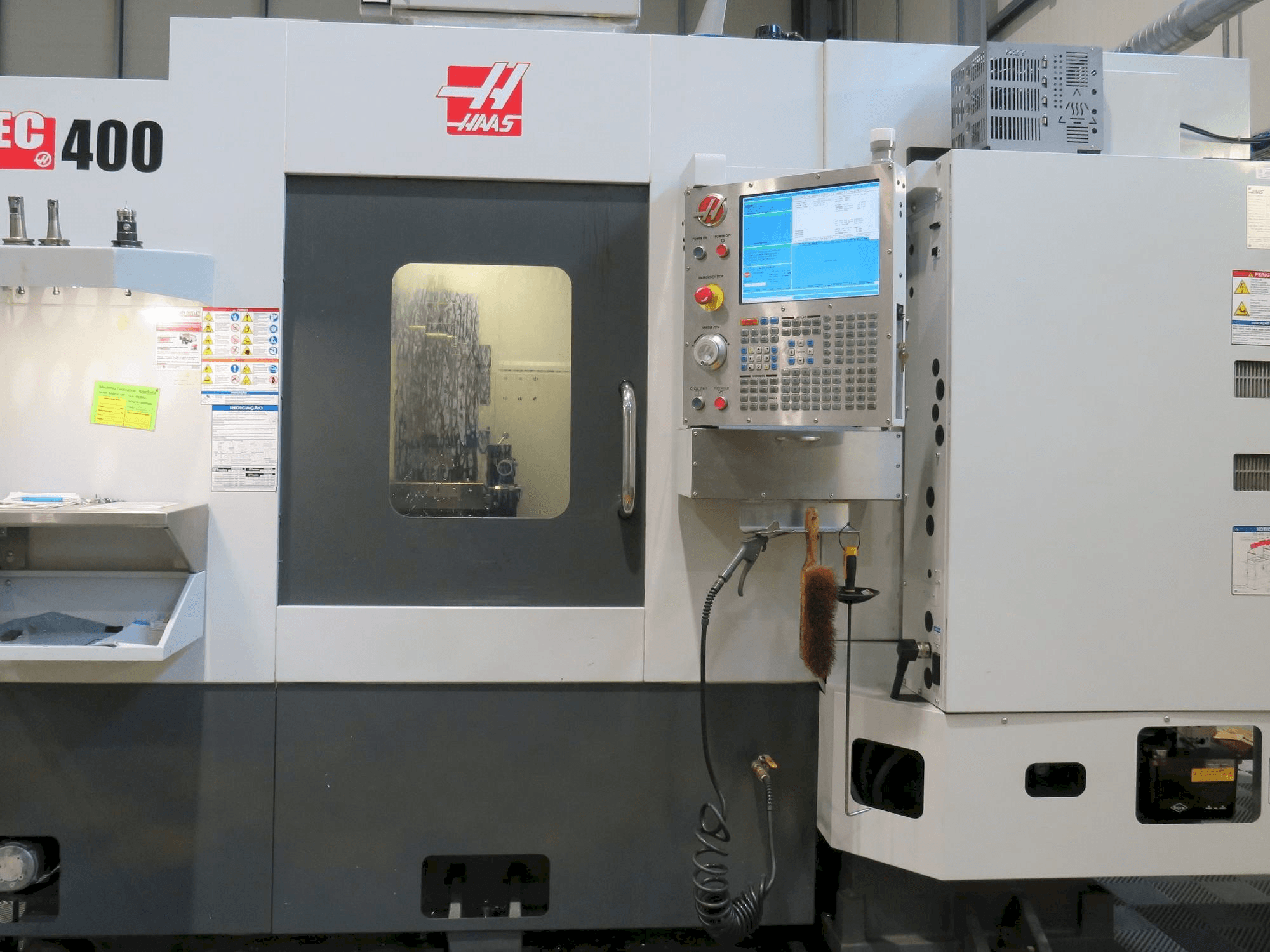 Prikaz stroja HAAS EC-400 sprijeda