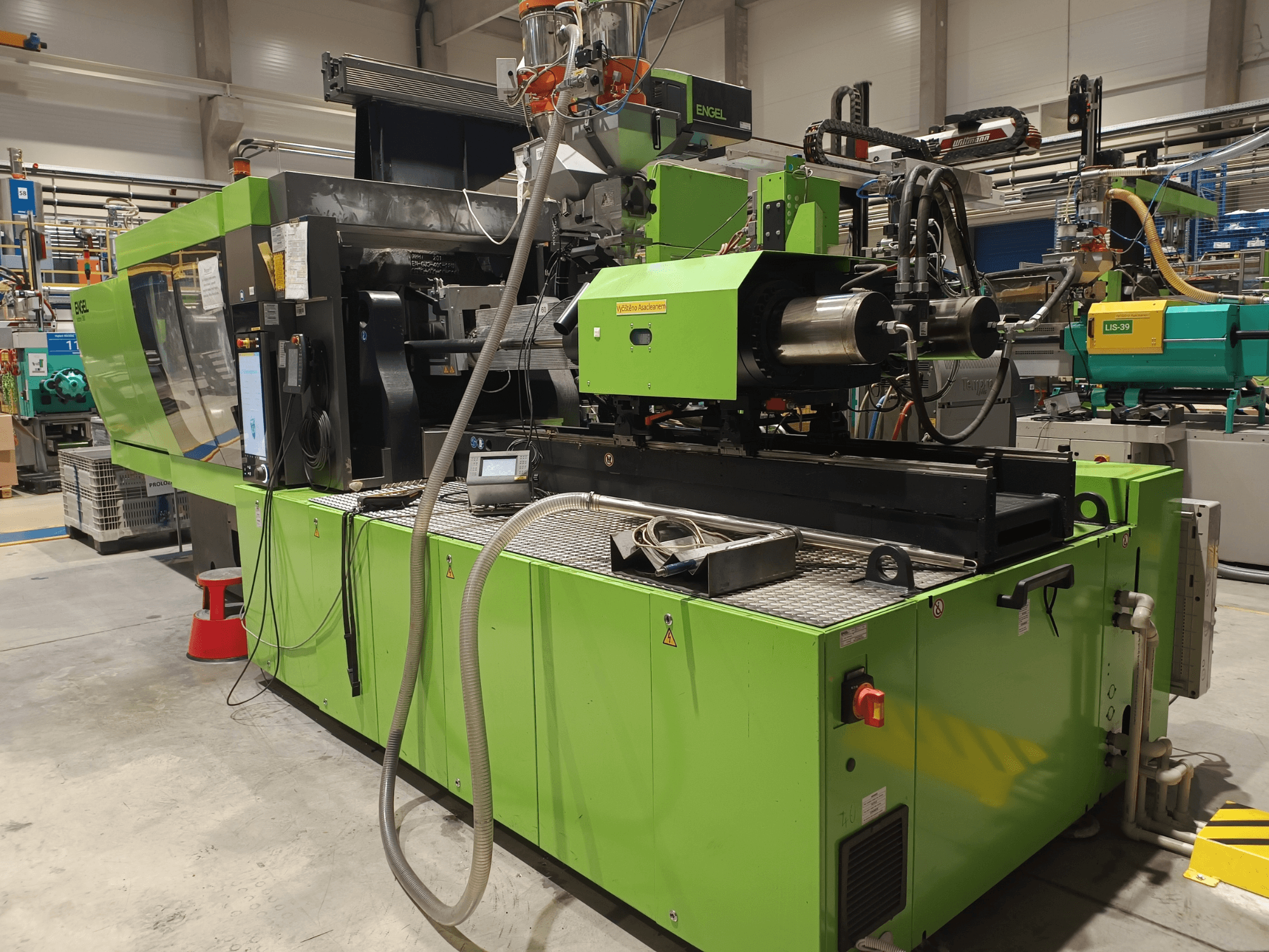 Engel stroj za brizganje plastike, bočni pogled, zeleni vanjski dio, s vidljivim zaslonom osjetljivim na dodir i hidrauličkim komponentama.