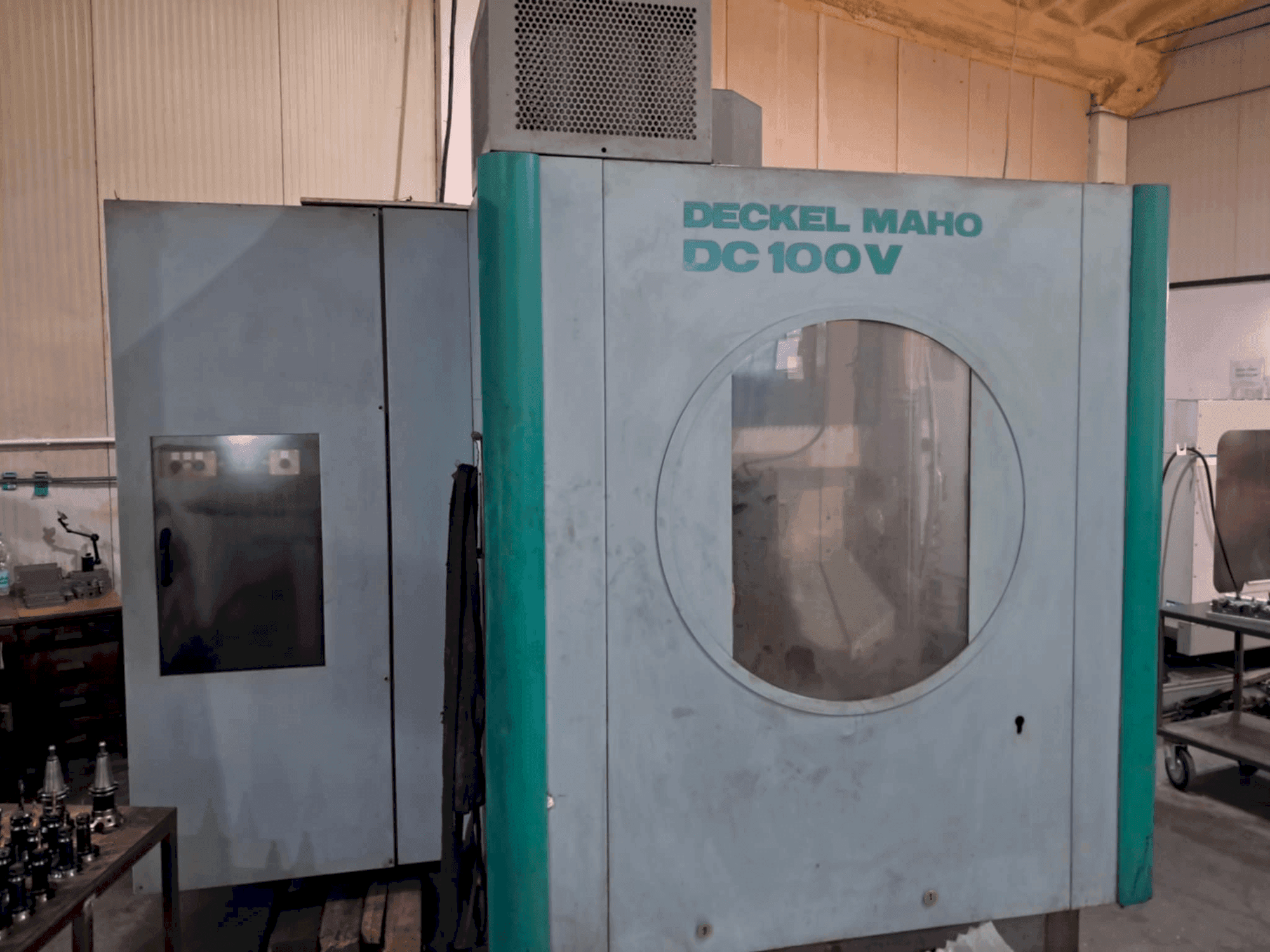 Prikaz stroja DECKEL MAHO DC 100V sprijeda