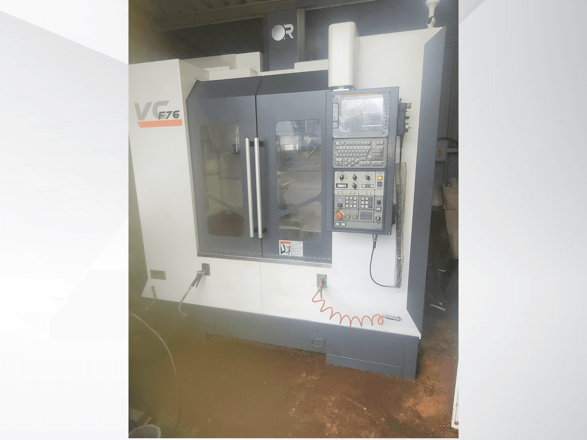 Vertikalni obradni centar, marke VC, model F76; prednji pogled s upravljačkom pločom i staklenim vratima.