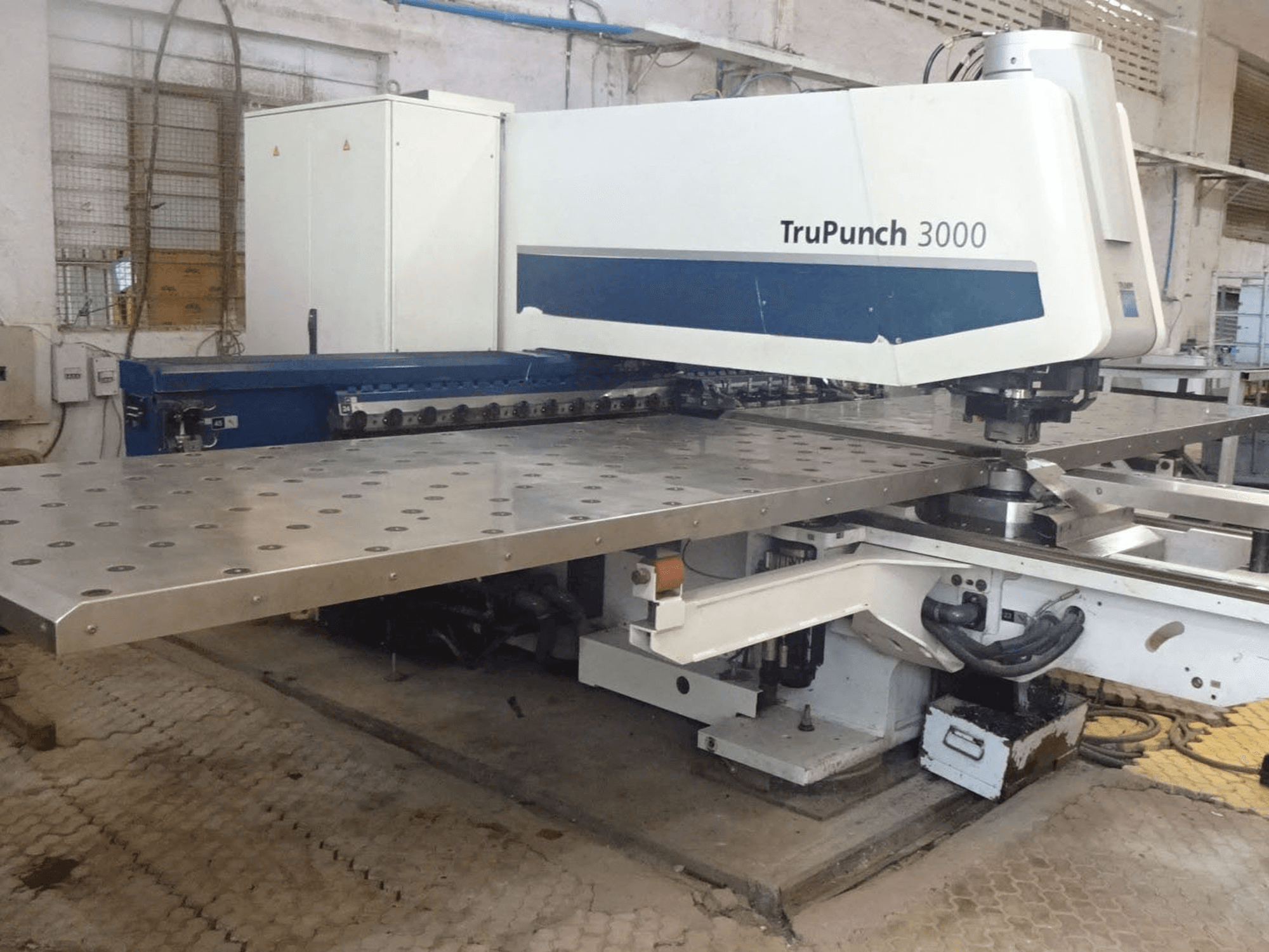 Prikaz stroja Trumpf TruPunch 3000 slijeva