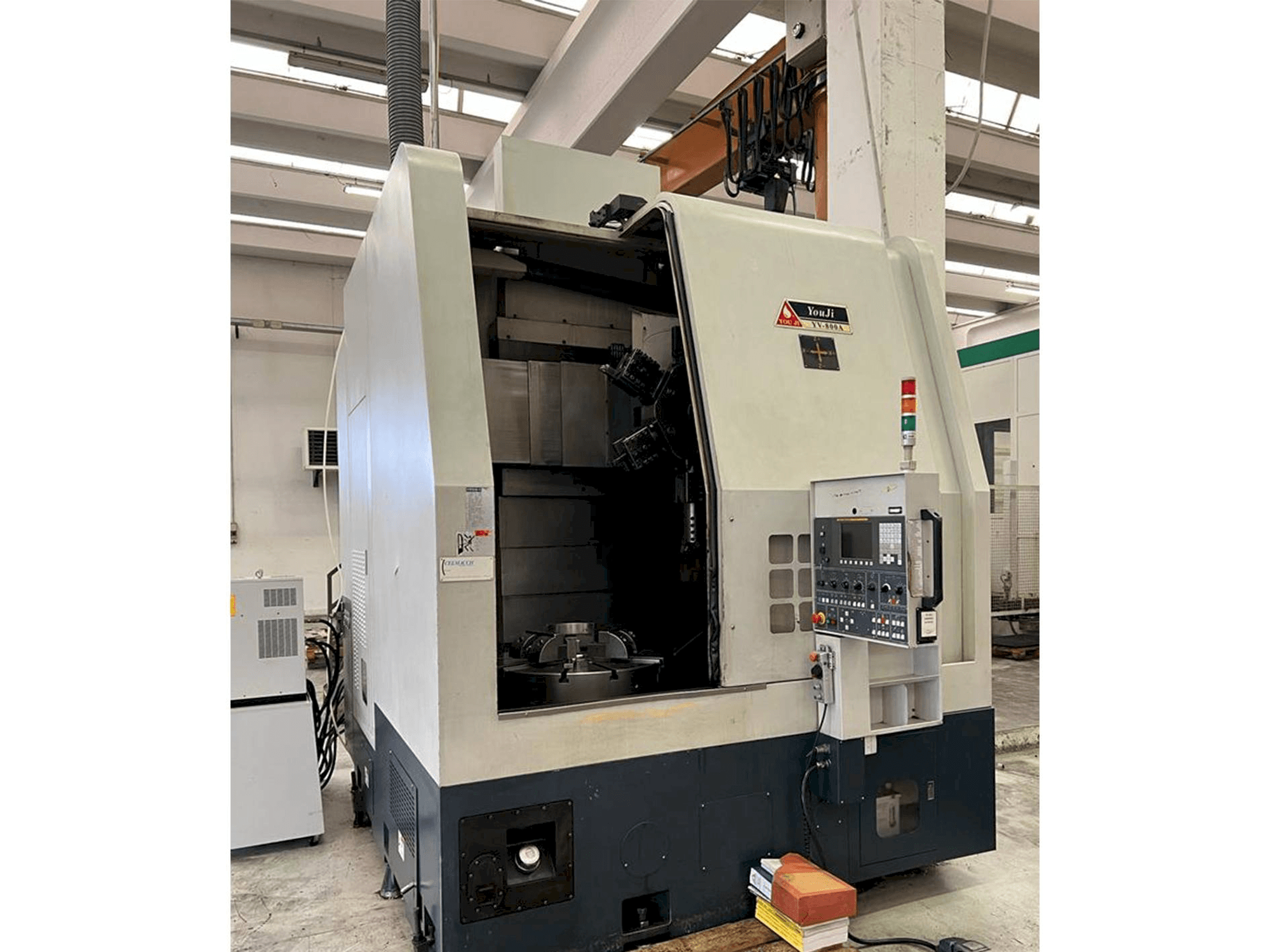 Prikaz stroja YOU JI YV-800A sprijeda