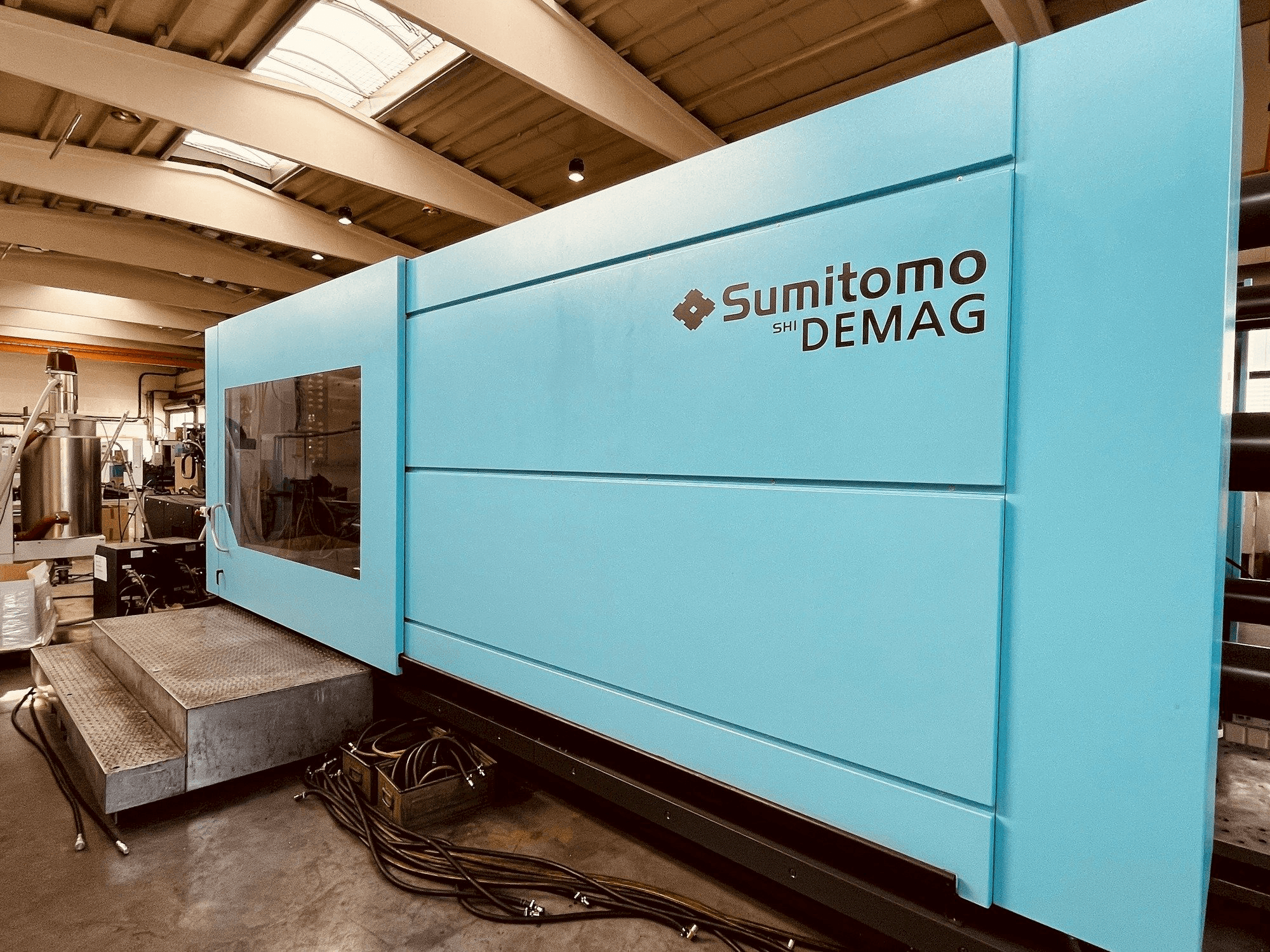 Prikaz stroja Sumitomo Demag Systec 1300 1500-9500 Servo sprijeda