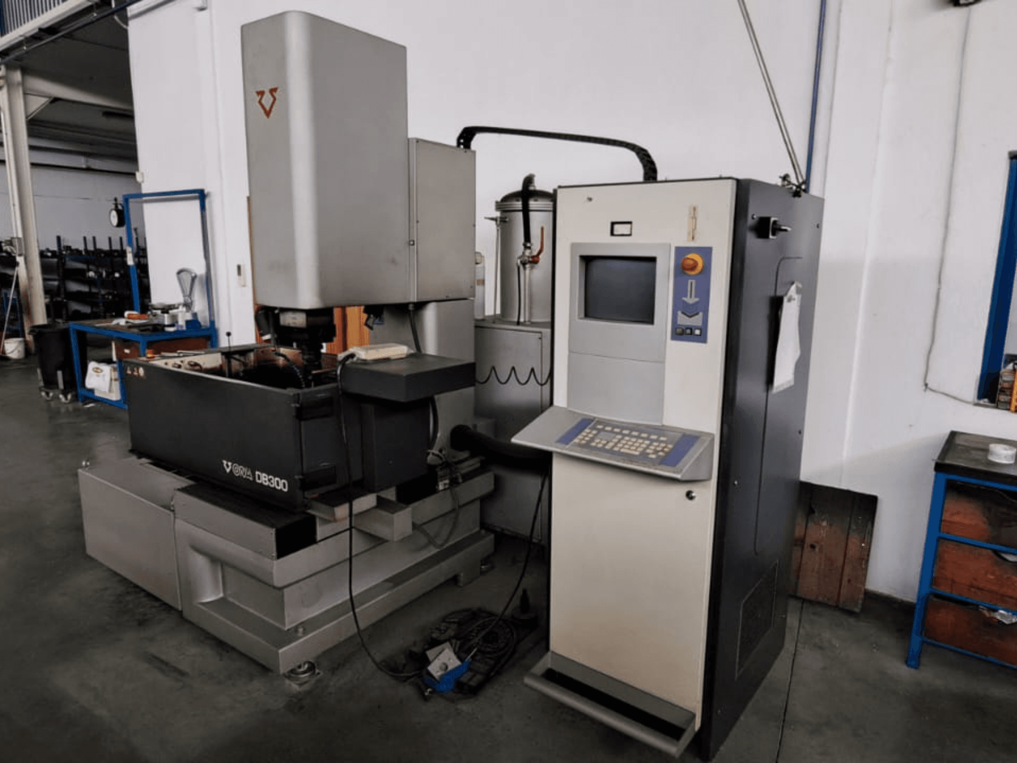 Stroj za eroziju udubljenjima ONA DB300, pogled sprijeda; s upravljačkom pločom, držačem obratka i elementima industrijskog dizajna.