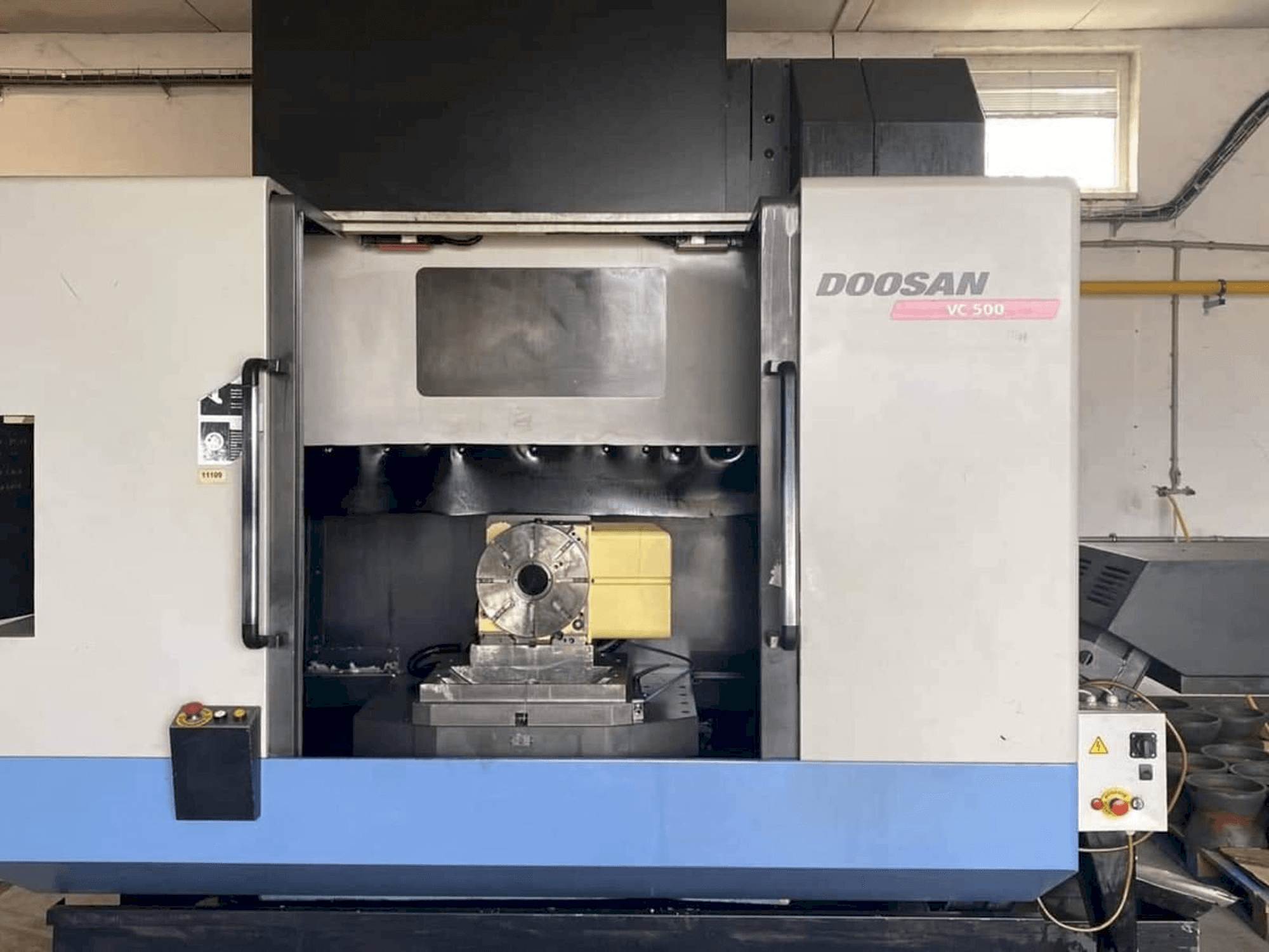 Prikaz stroja Doosan VC 500 sprijeda