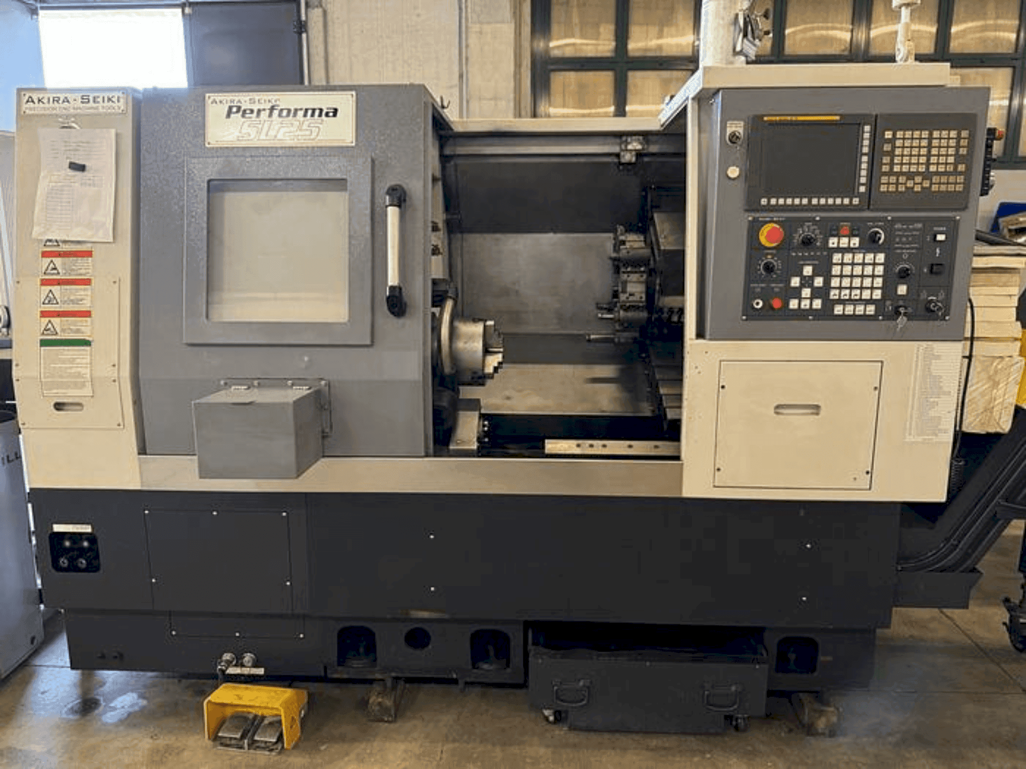 Prikaz stroja Akira Seiki Performa SL25 sprijeda