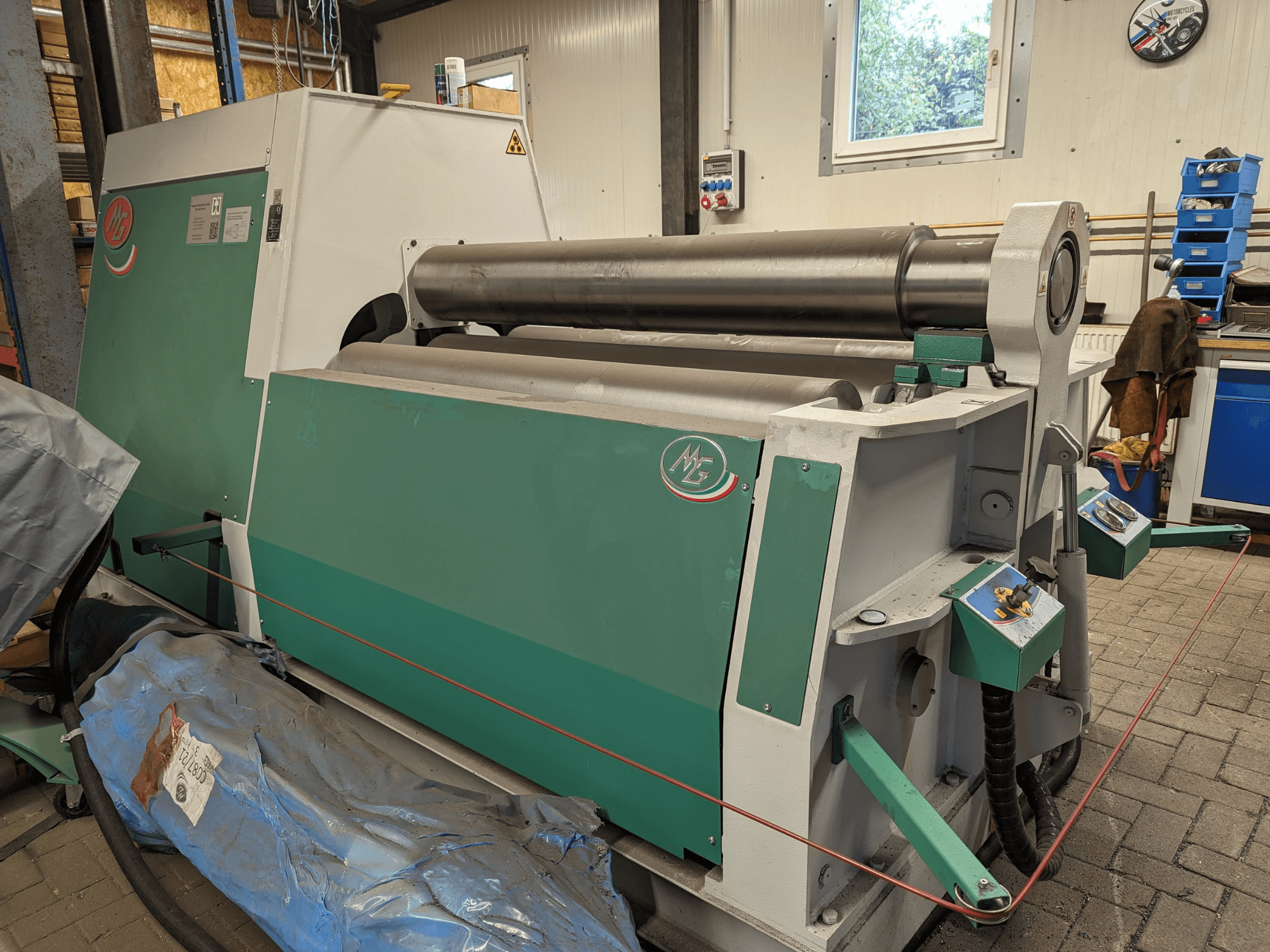 MG stroj za savijanje valjka Model MG4R1520C u zelenoj i sivoj boji, bočni pogled s tri metalna valjka i upravljačkim pločama.