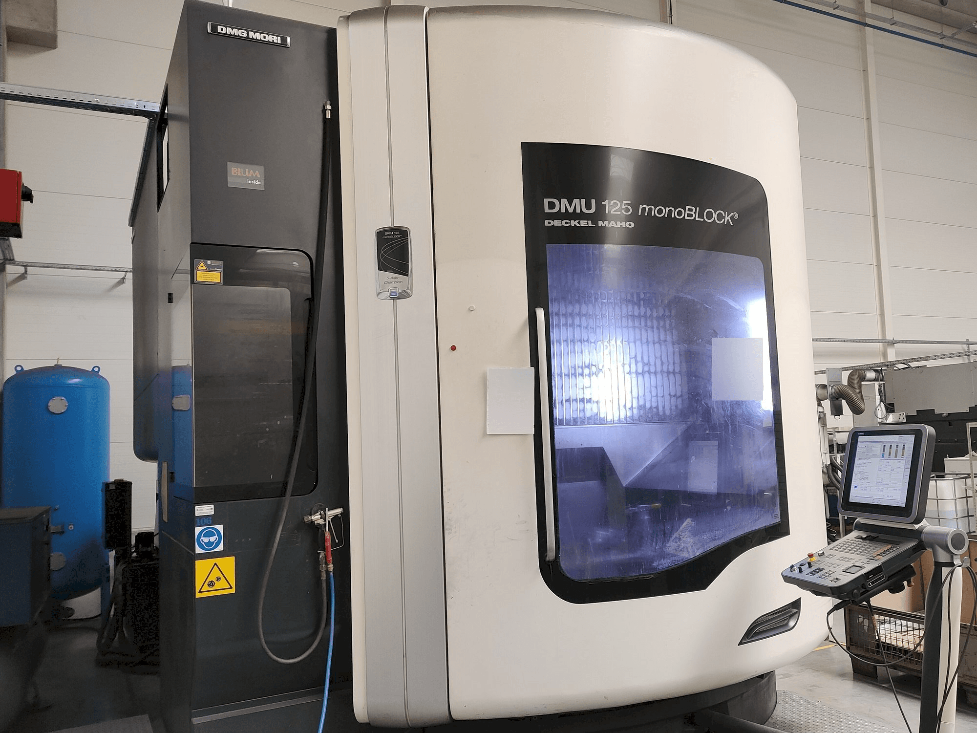 Prikaz stroja DMG MORI DMU125 monoBLOCK sprijeda
