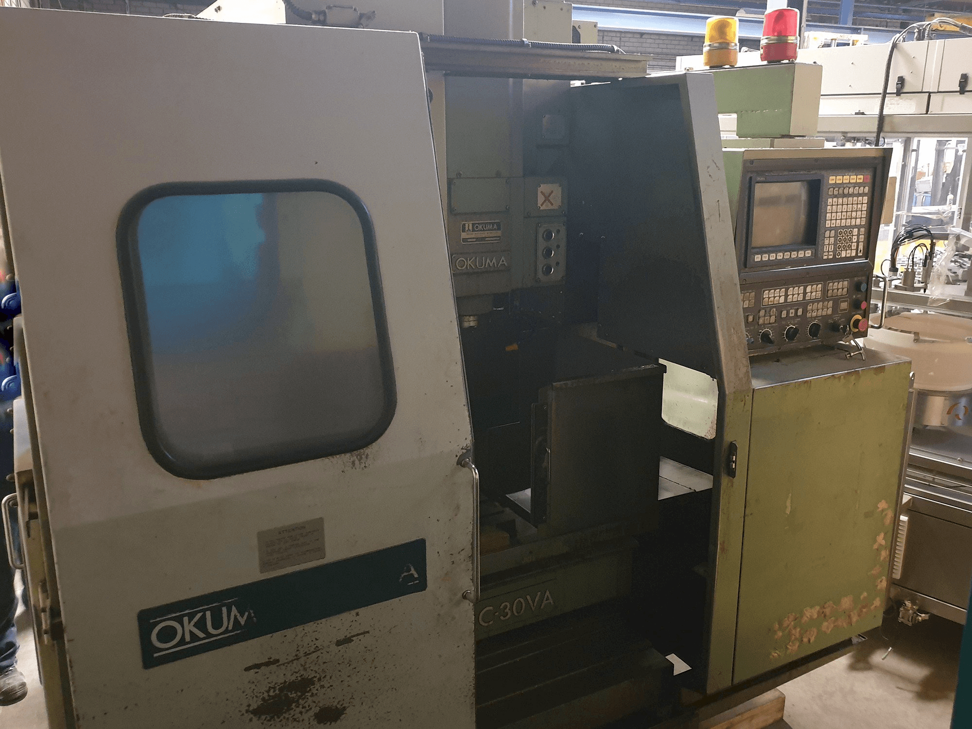 Prikaz stroja Okuma MC-30VA slijeva