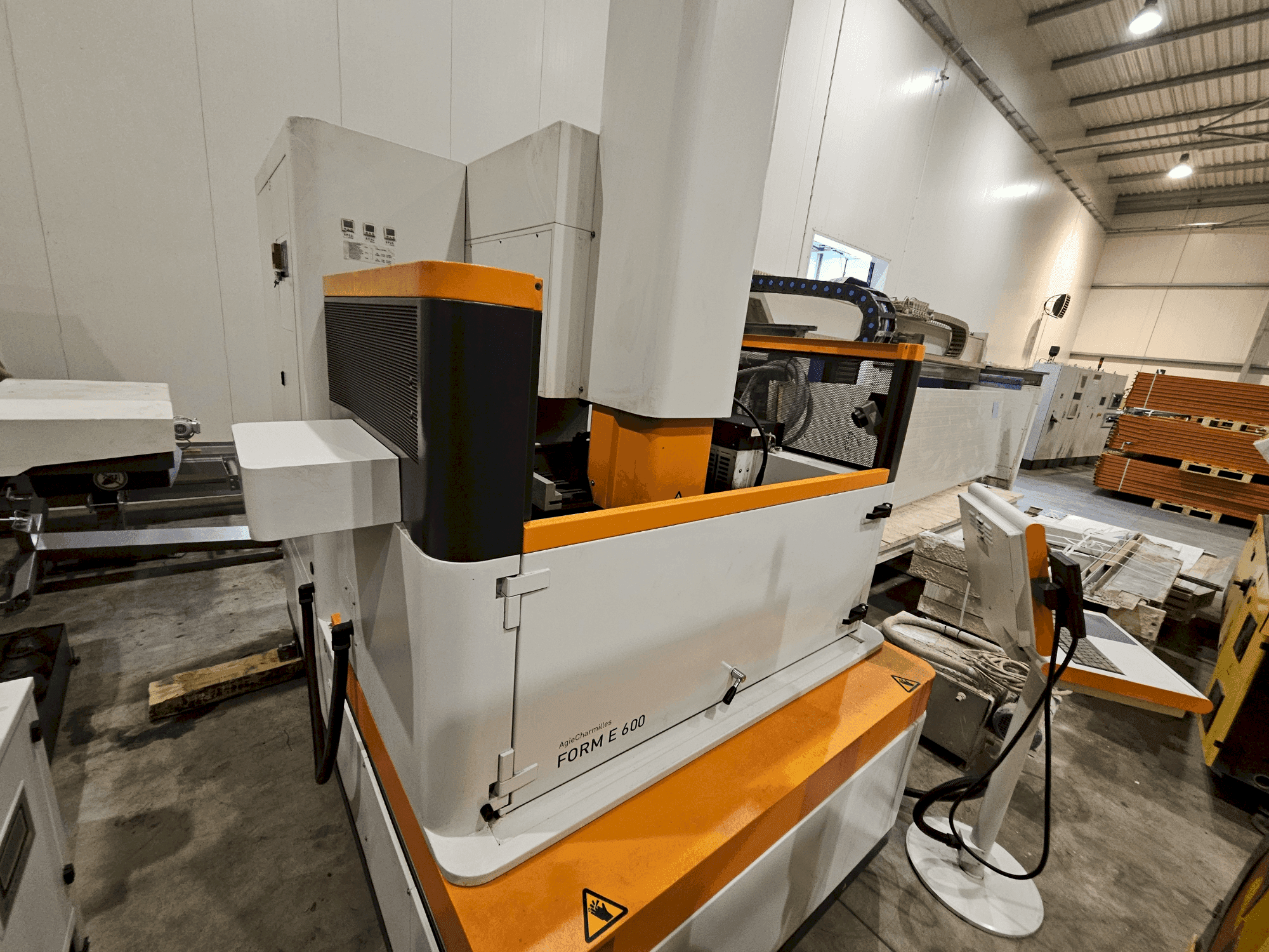 Prikaz stroja AgieCharmilles Form E 600 sprijeda